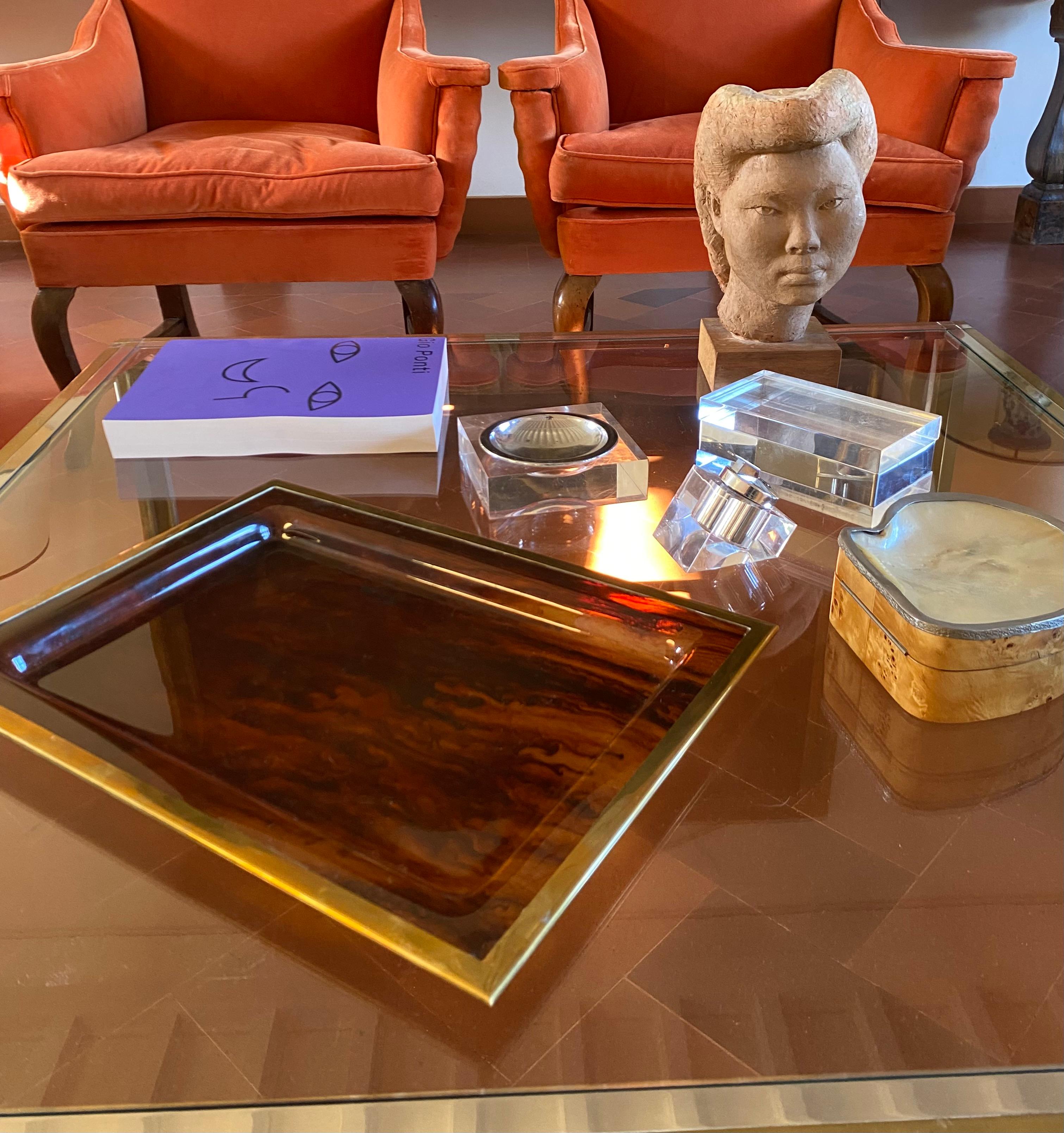 Bandeja de latón y lucita carey Hollywood regency, Italia años 70 en venta 8