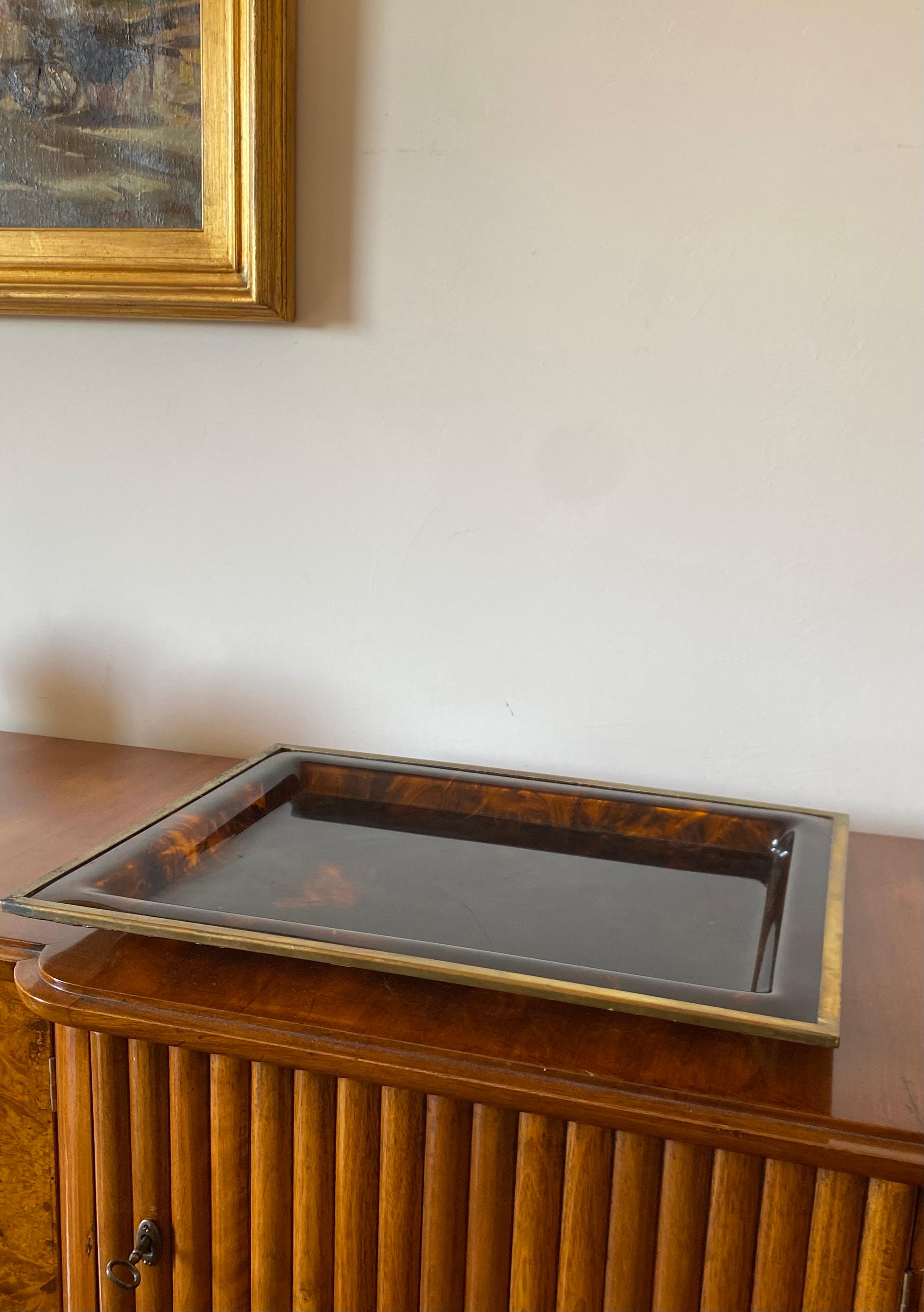 Bandeja de latón y lucita carey Hollywood regency, Italia años 70 en venta 13