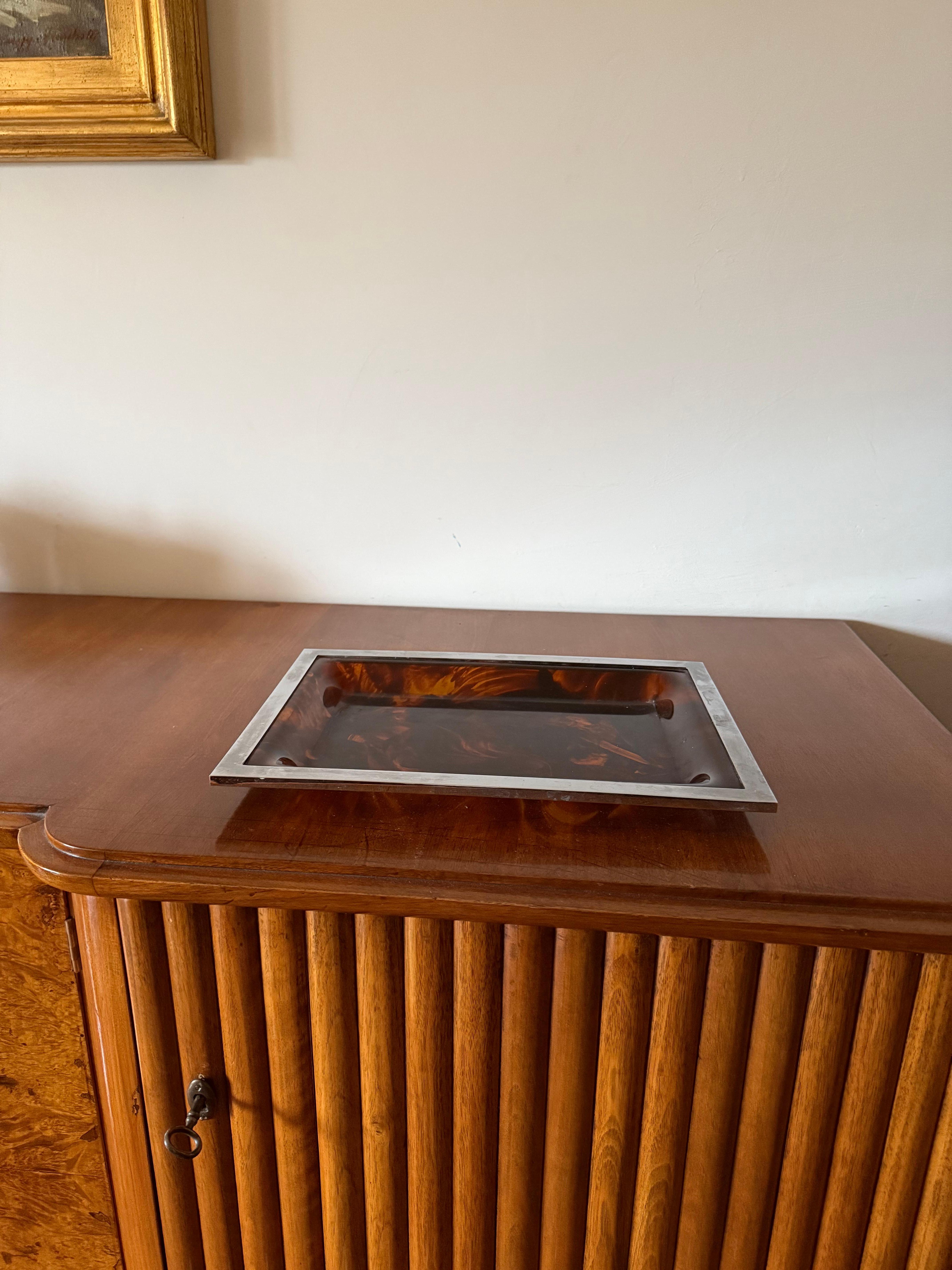 Hollywood-Regency-Tablett aus Messing und Schildpatt-Lucit, Italien 1970er Jahre (Italienisch) im Angebot