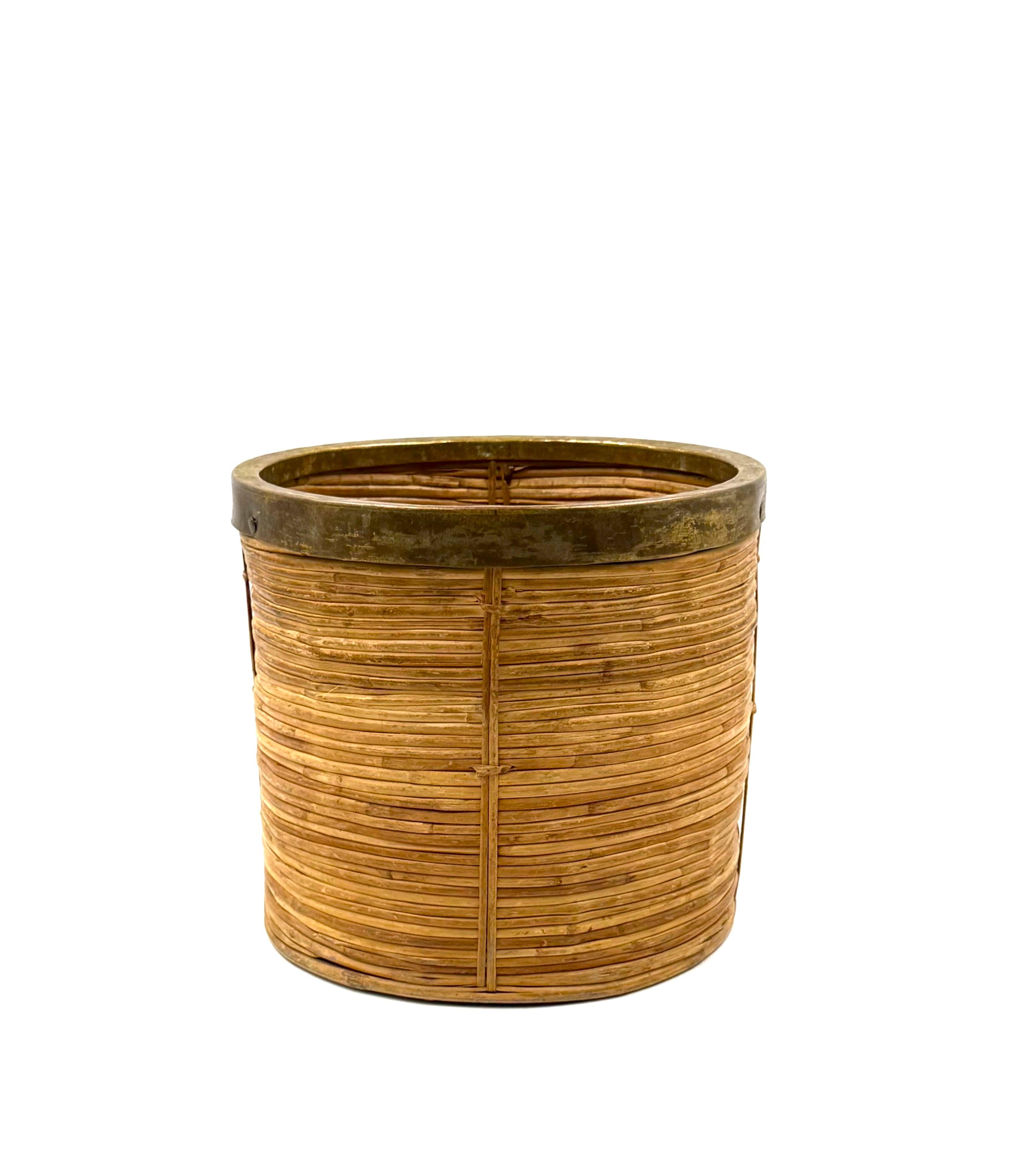 Hollywood regency paper basket in the manner of Gabriella Crespi

Italy ca. 1970

Wicker, brass

H 22 cm - 25 cm diam.

Conditions: excellent, no defects.