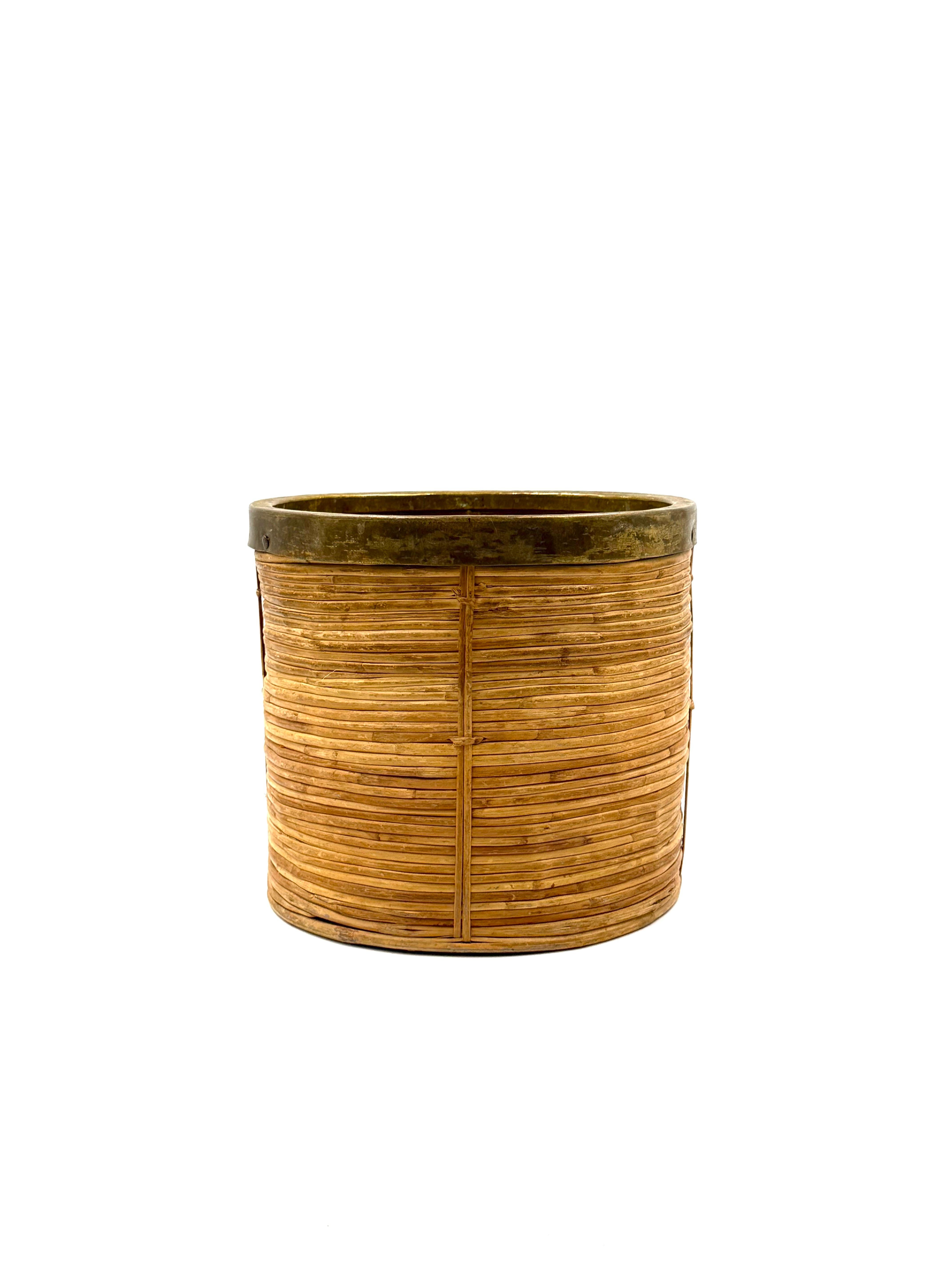 Italian Hollywood regency brass and wicker paper basket, Italy ca. 1970 in vendita