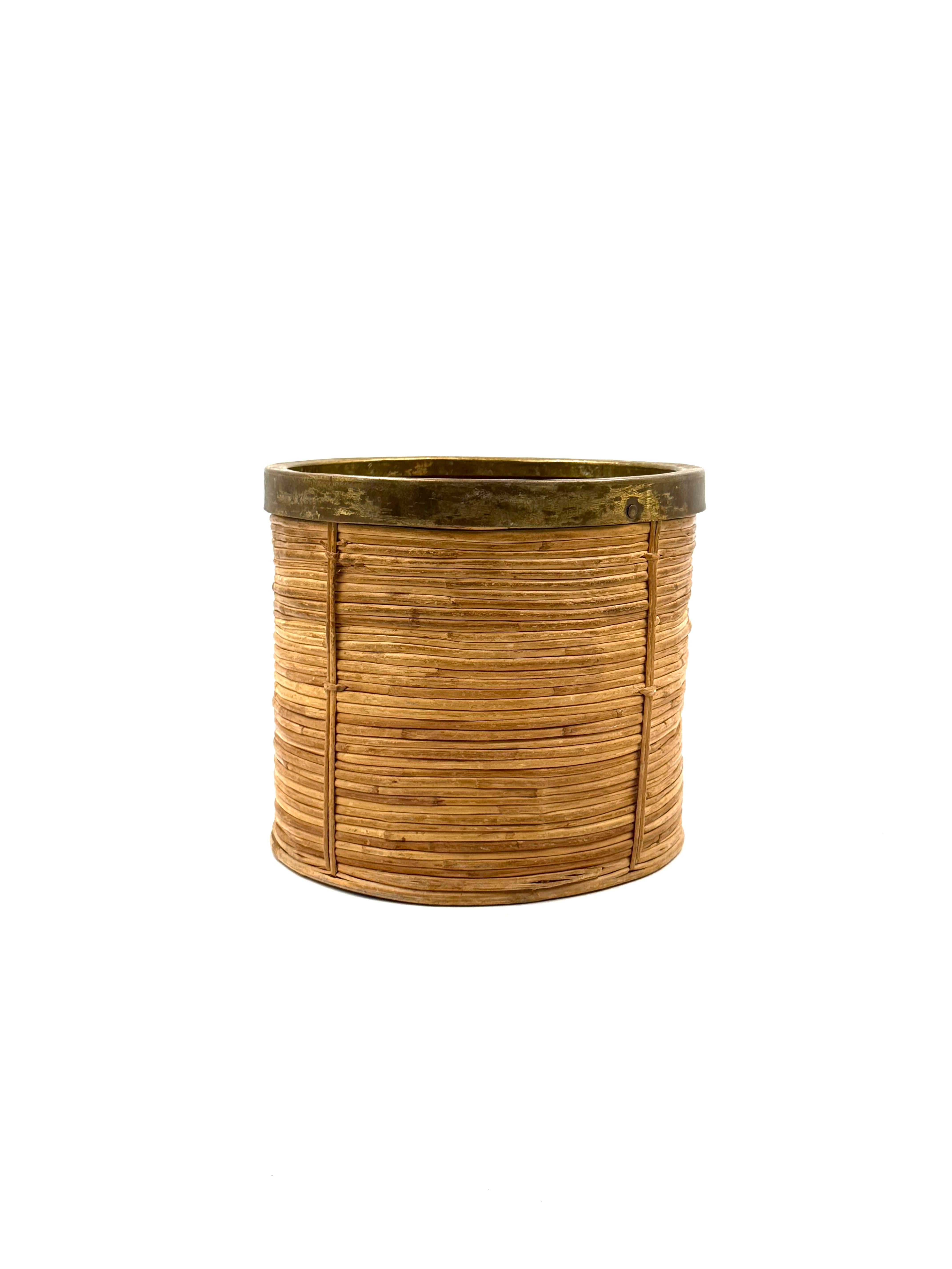 Hollywood regency brass and wicker paper basket, Italy ca. 1970 In condizioni ottime in vendita a Firenze, IT