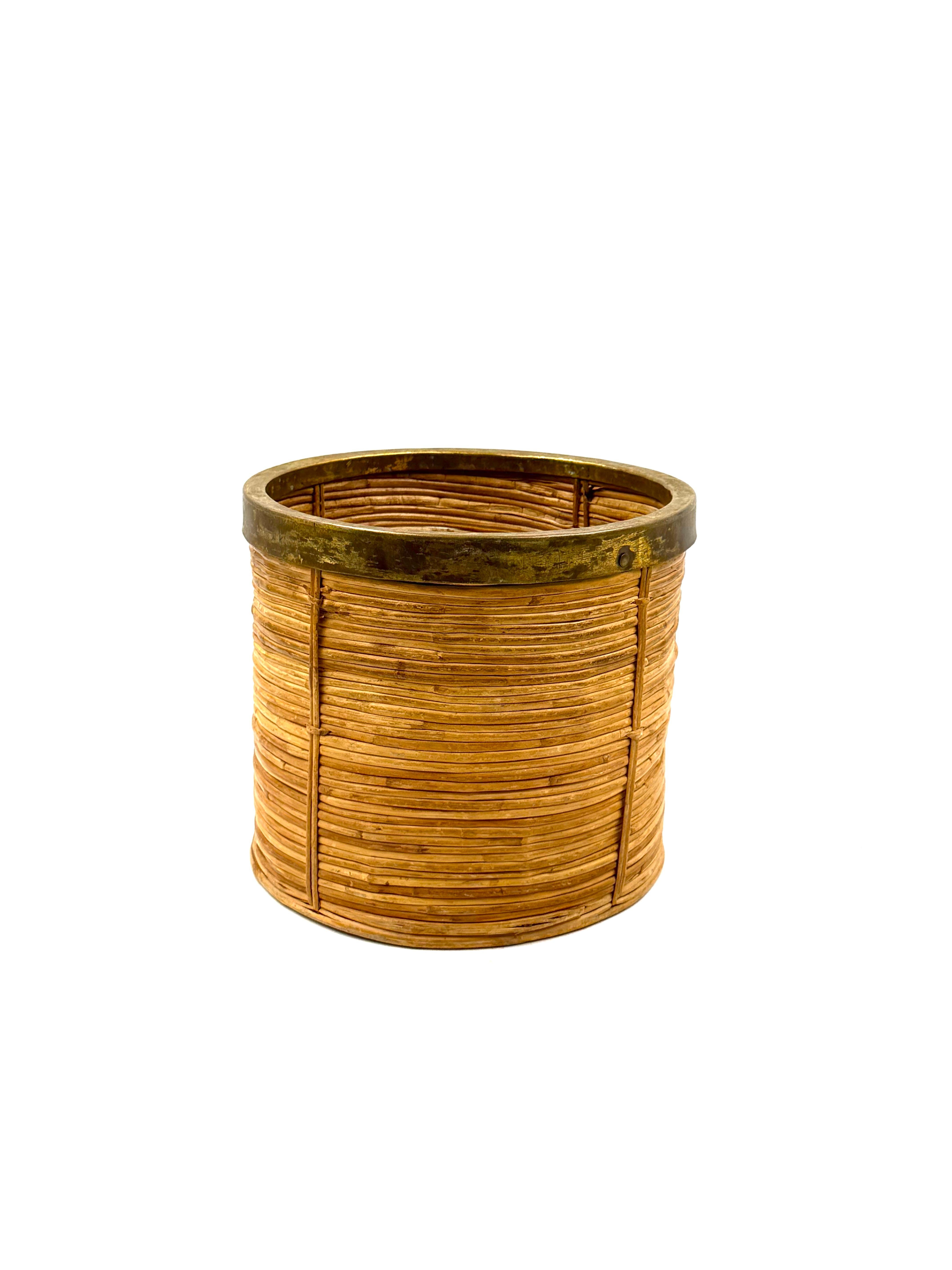 Late 20th Century Hollywood regency brass and wicker paper basket, Italy ca. 1970 in vendita