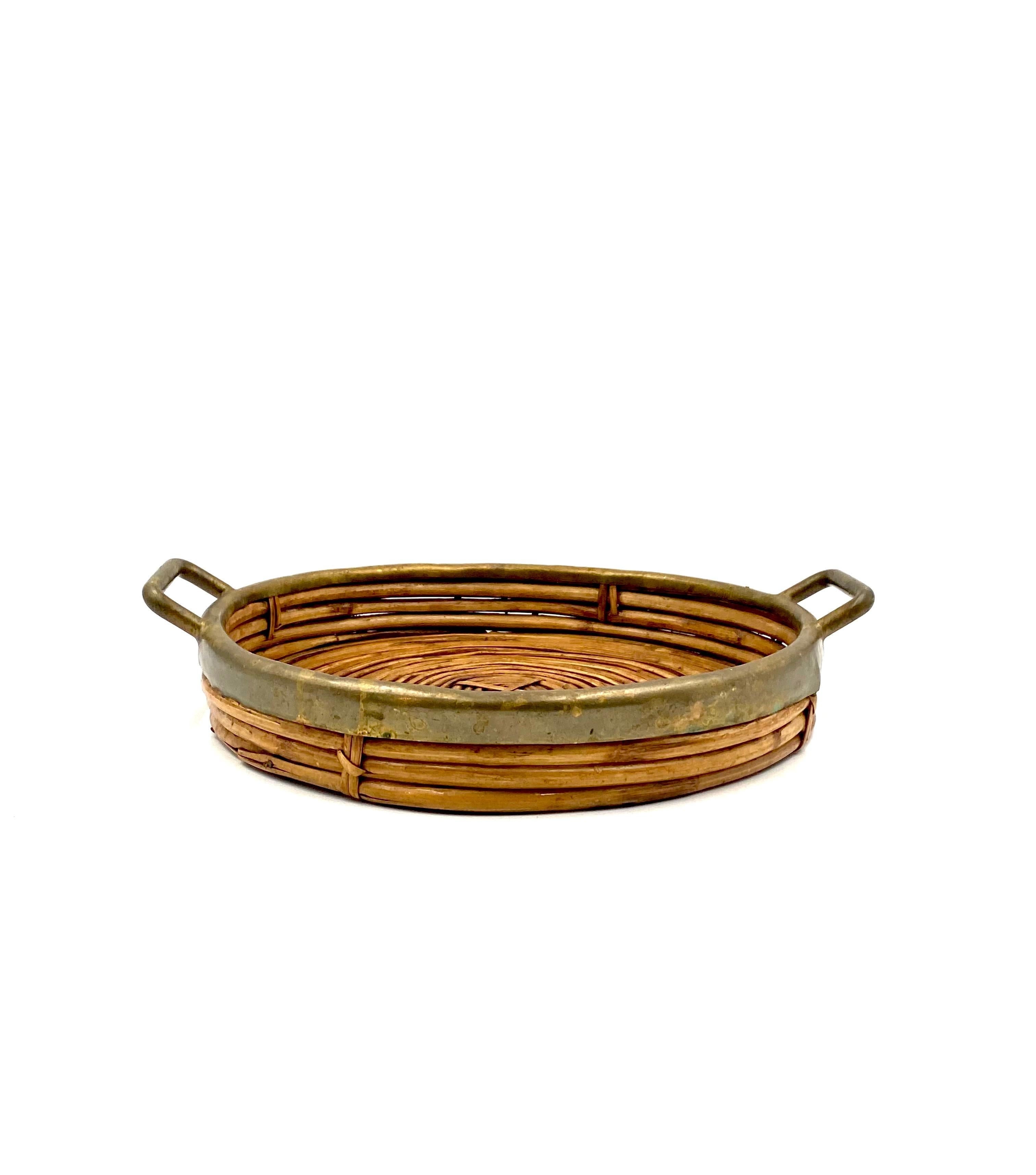 Brass Hollywood regency brass and wicker vide poche, Italy ca. 1970 For Sale