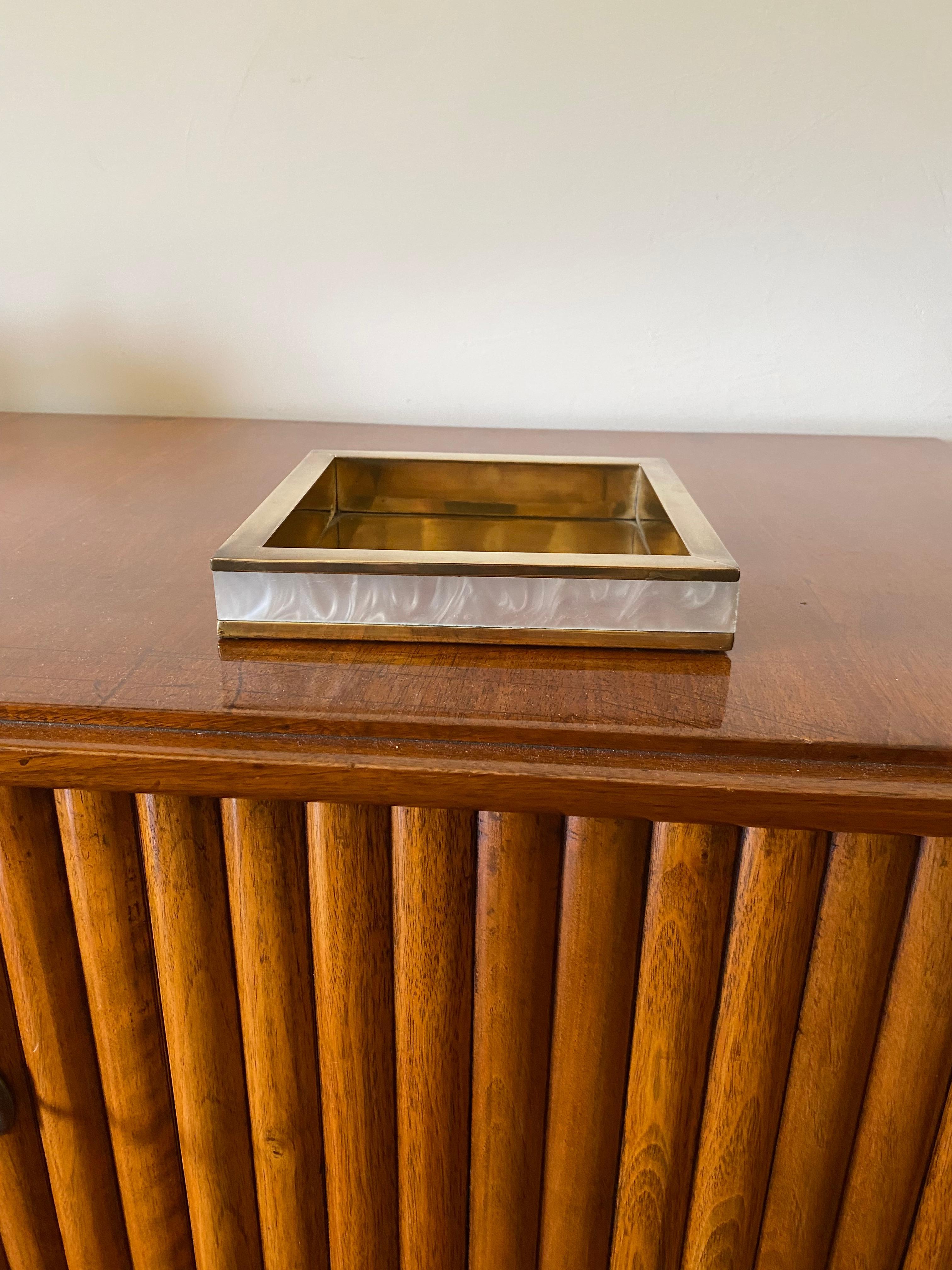 Hollywood regency brass ashtray / vide poche

Italy 1970s

brass

H 3,5 cm - 19 x 19 cm

Conditions: excellent consistent with age and use