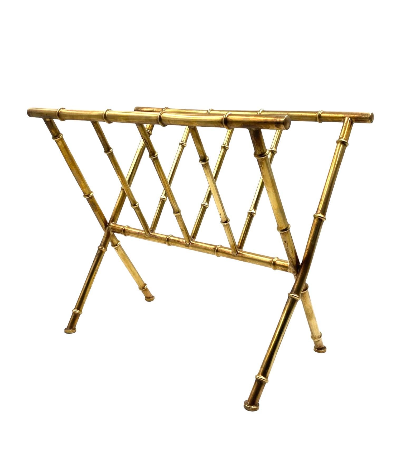 Hollywood regency Brass bamboo magazine rack 

Maison Bagues France, 1970s

H: 38 cm      46 x 26 cm

Conditions: excellent consistent with age and use. 