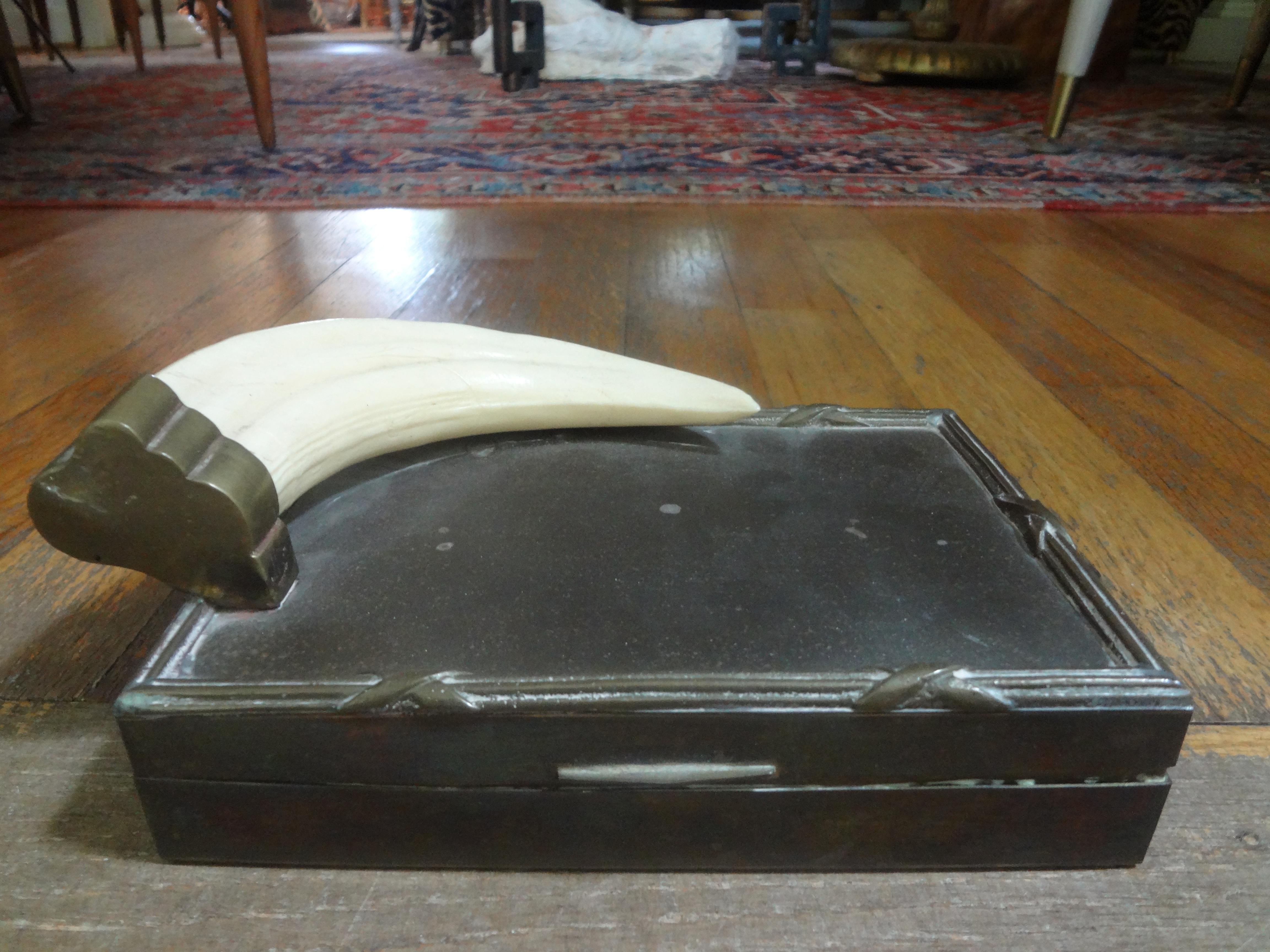Boîte en laiton Hollywood Regency avec faux tulle ou corne ivoire en vente 3