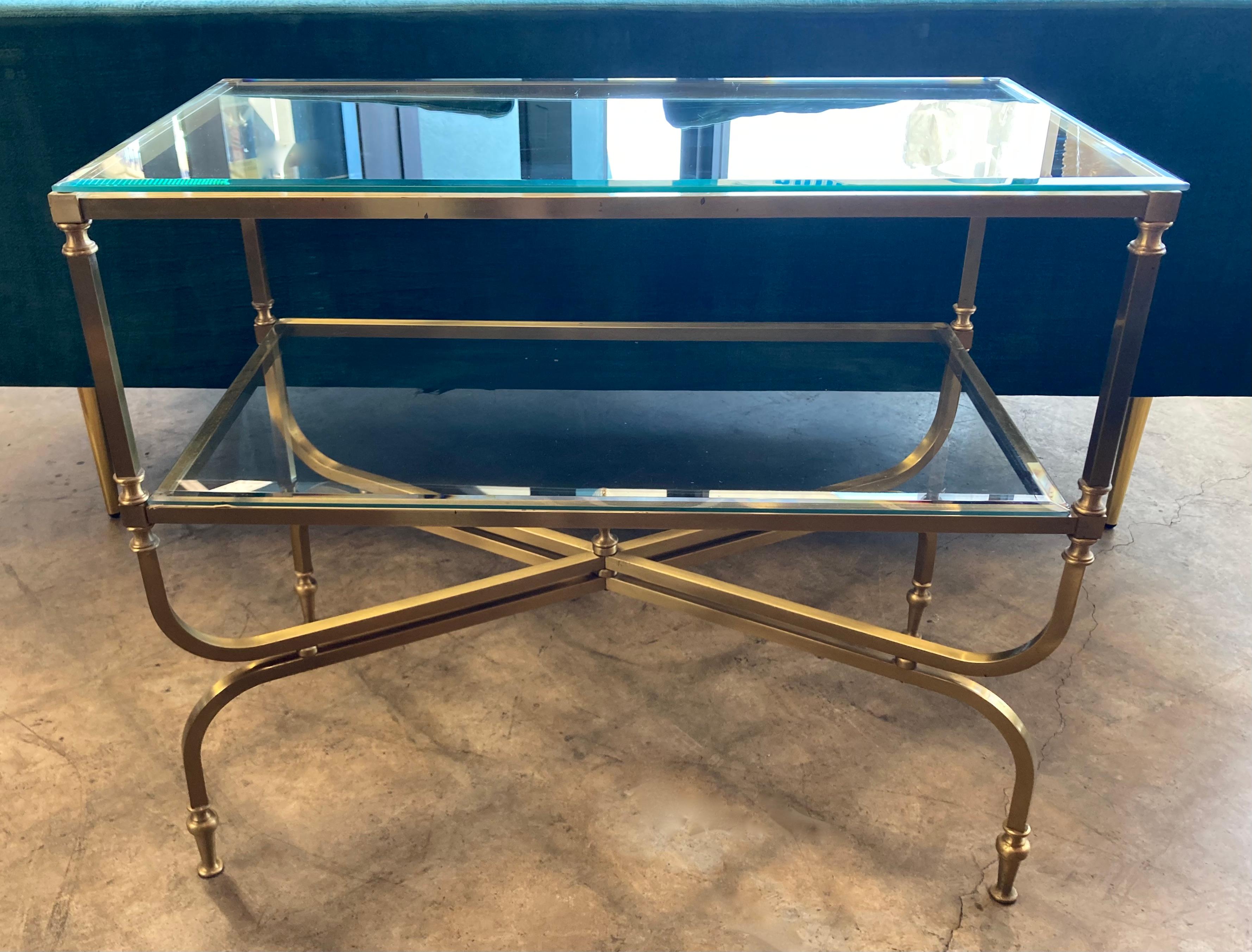 Console en laiton orné, du milieu du siècle, avec deux étagères en verre biseauté. Probablement construit dans les années 1960/70 à la manière de la Maison Jansen. Deux morceaux de verre ont des bords biseautés et sont en excellent état avec