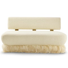 Canapé Hollywood Regency en laiton, bouclé crème et plumes d'autruche, Egg Designs