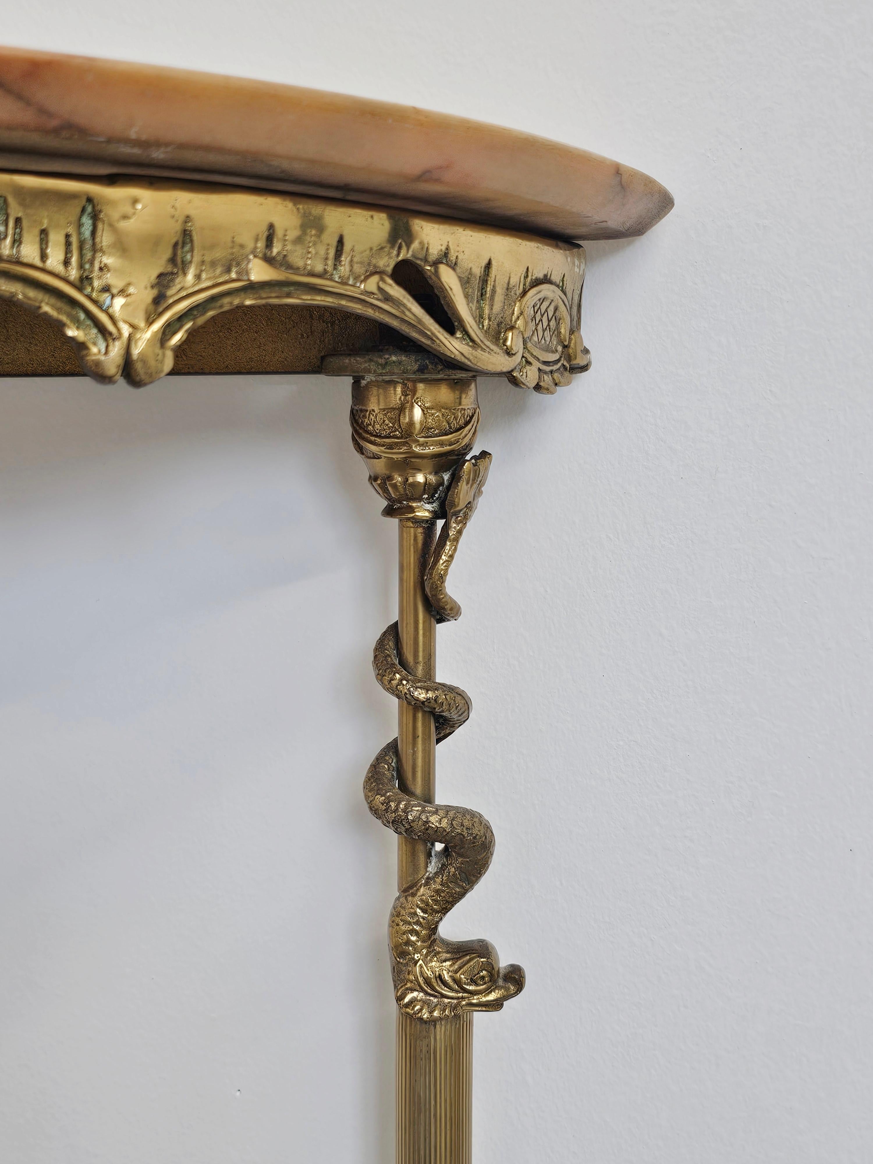 Console Demilune in ottone Hollywood Regency con piano in marmo con serpenti marini In condizioni buone in vendita a Beograd, RS
