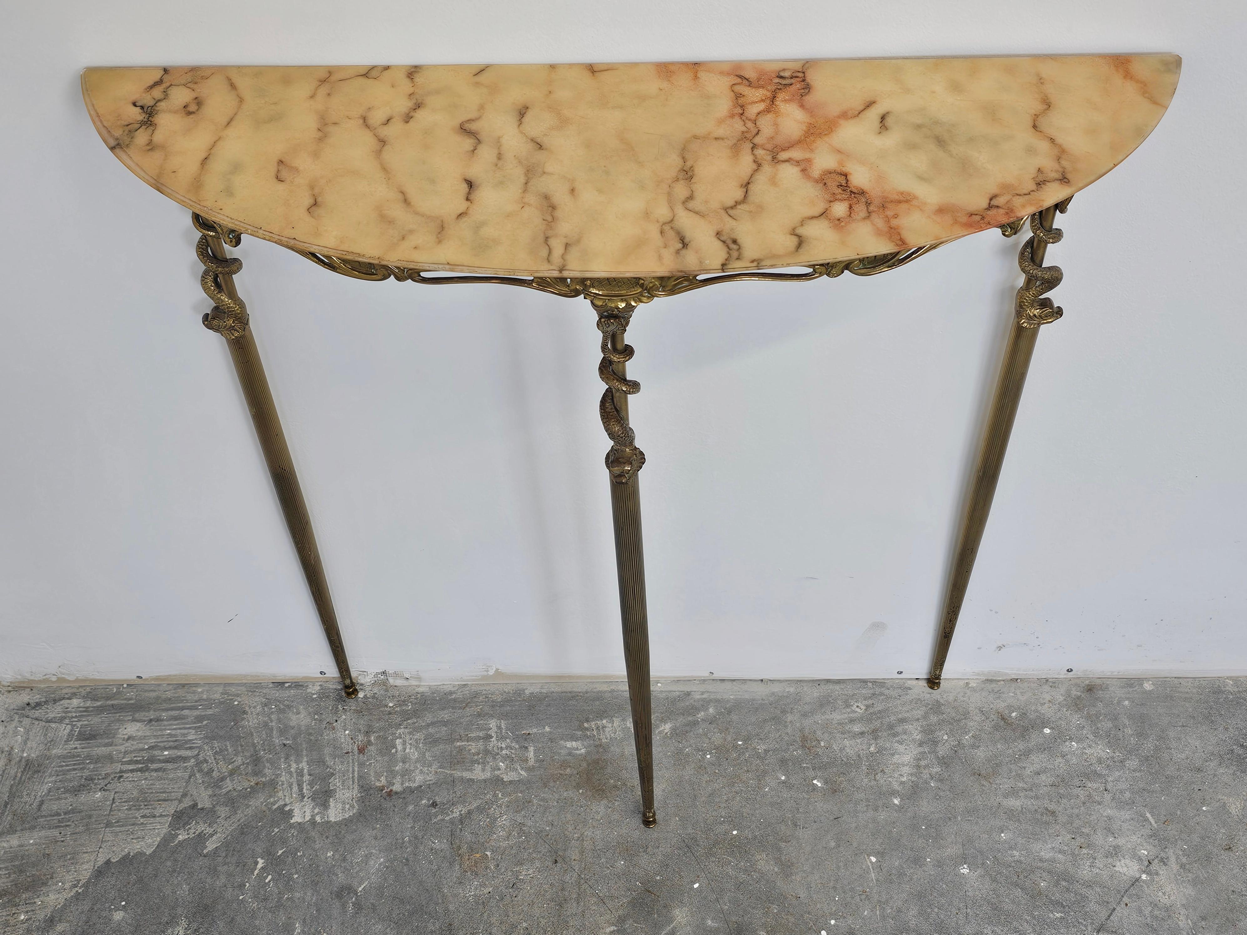 Metà XX secolo Console Demilune in ottone Hollywood Regency con piano in marmo con serpenti marini in vendita