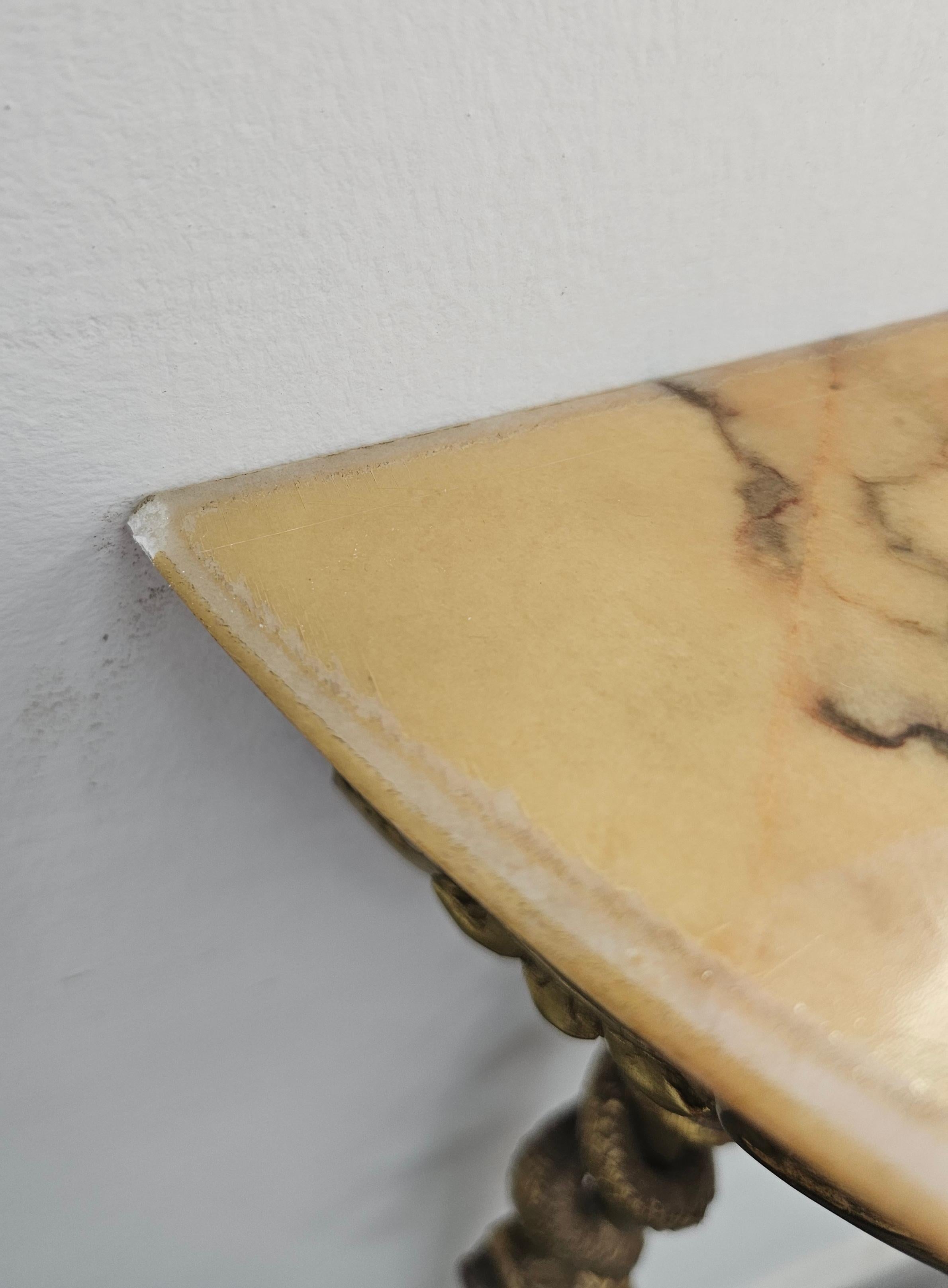 Console Demilune in ottone Hollywood Regency con piano in marmo con serpenti marini in vendita 1