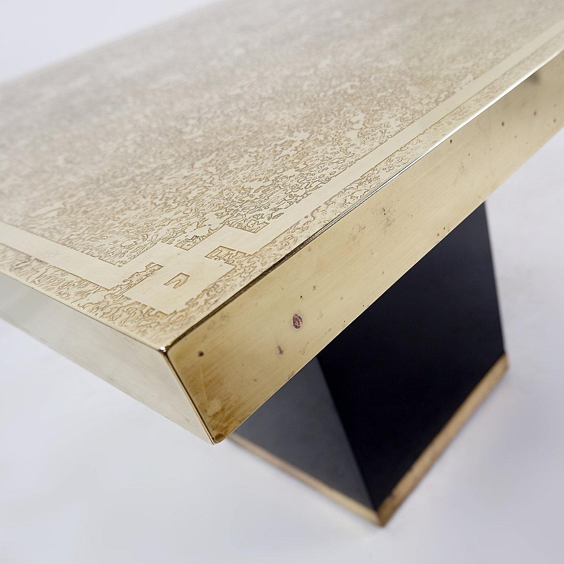 Georges Mathias attr. Table d'appoint Hollywood Regency gravée en laiton, 1970
Design Style Hollywood Regency - table d'appoint
Dimensions : 60cmx60cm H:45.5cm 
Usure conforme à l'âge et à l'utilisation.