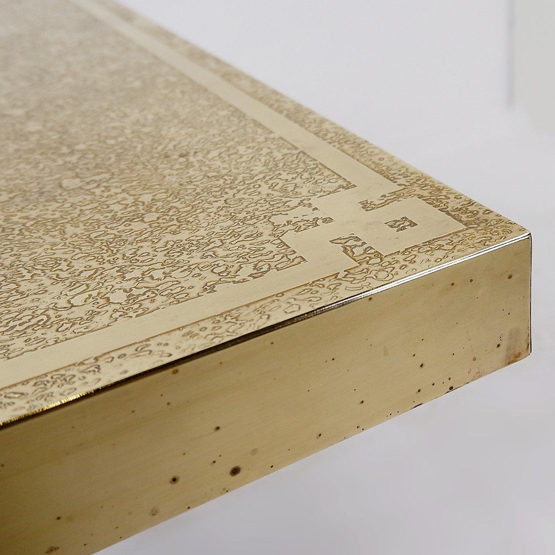 Table d'appoint Hollywood Regency gravée en laiton, 1970 en vente 1