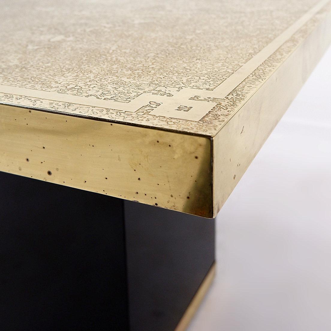 Table d'appoint Hollywood Regency gravée en laiton, 1970 en vente 2