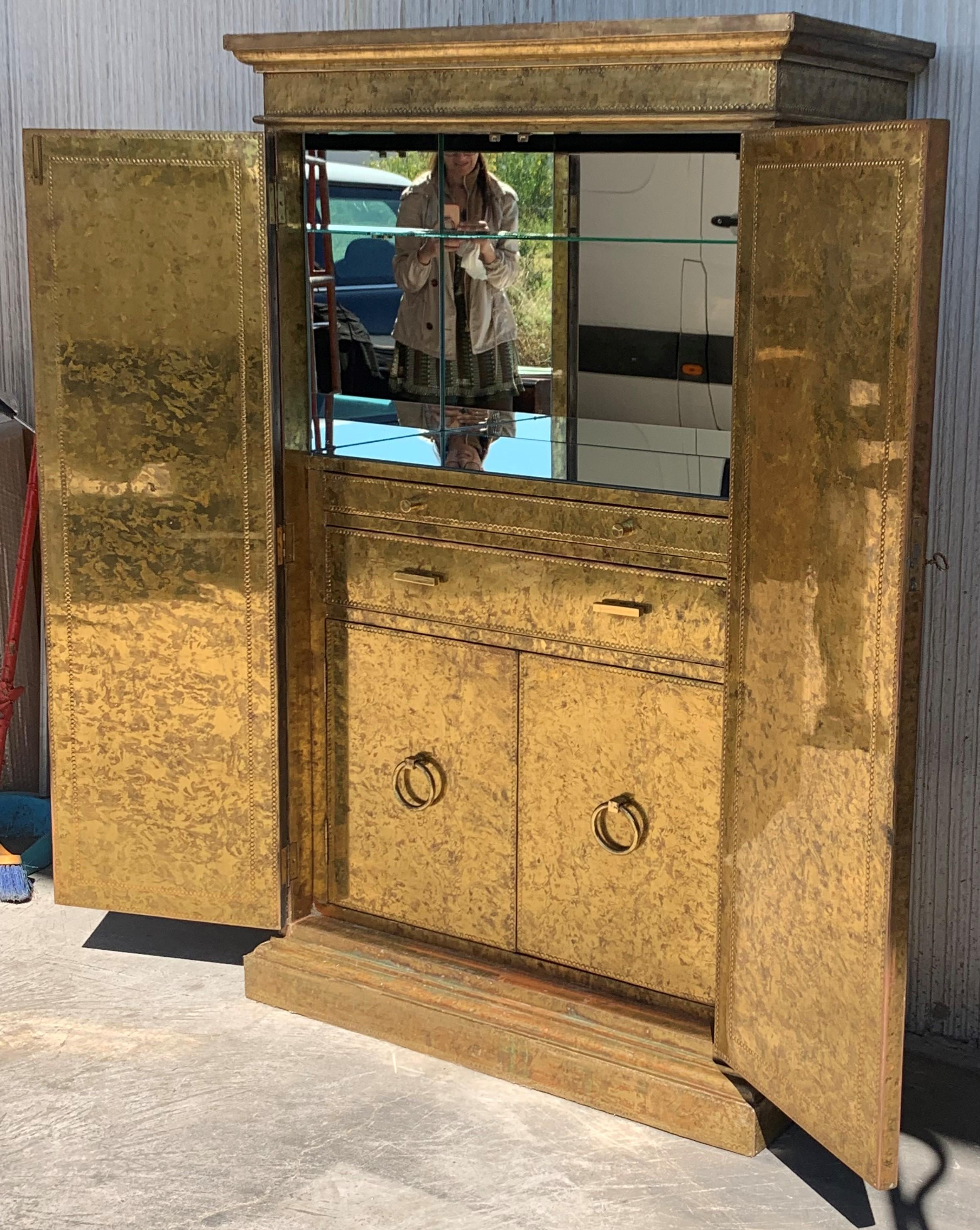 Hollywood Regency Brass Faces Dry Bar with Mirrored Interior In Good Condition In Miami, FL