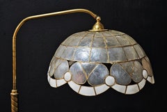 Lampadaire en laiton Hollywood Regency avec abat-jour en nacre, Italie, années 1950