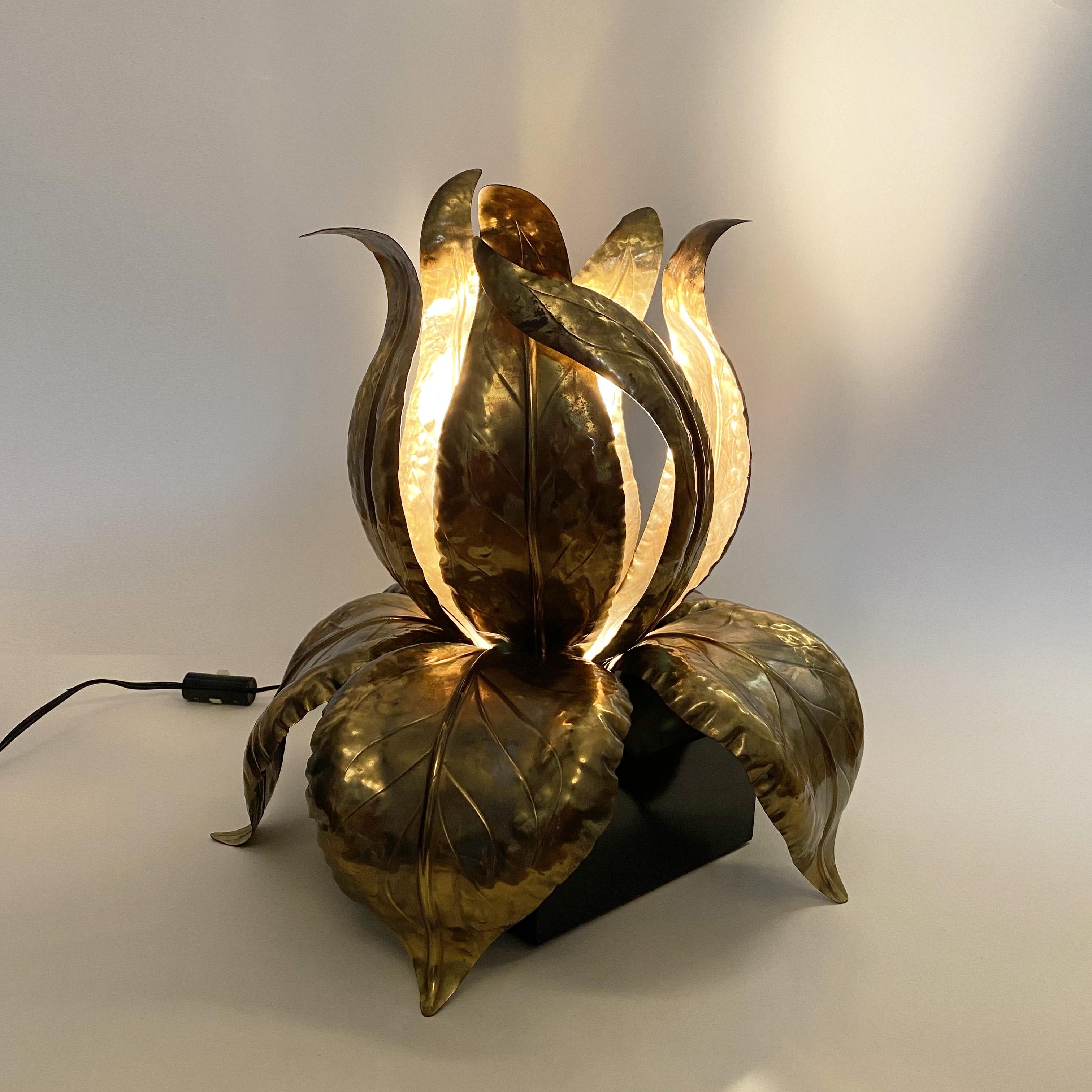 Hollywood Regency Brass Foliage (iris or water lily) Lamp by Maison Jansen.
Good condition.
Age appropriate patina.