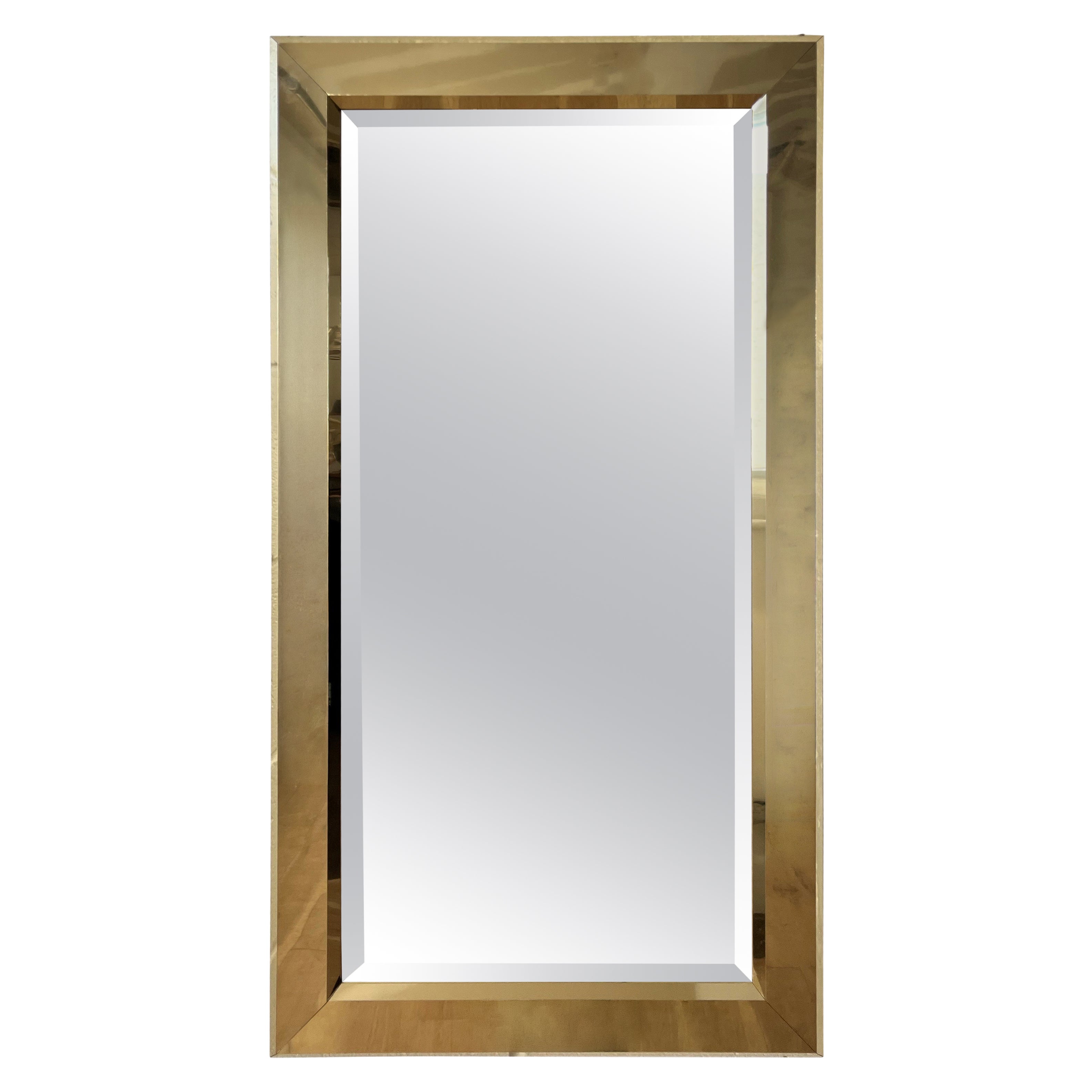Specchio con cornice in ottone Hollywood Regency con vetro smussato, profilo profondo e parete Glam in vendita