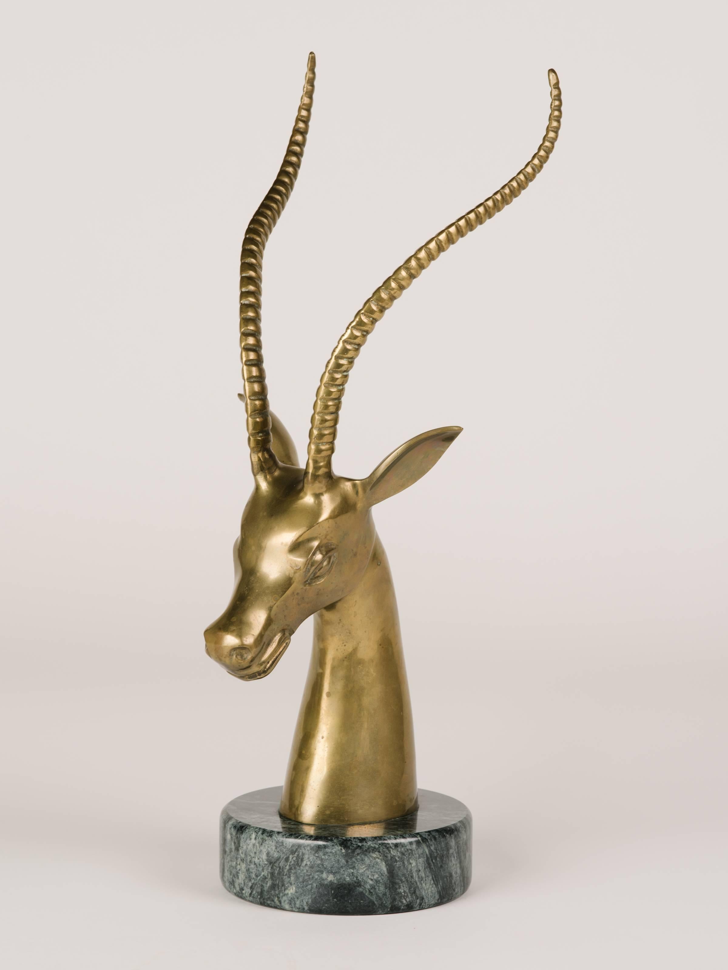 Fait main Sculpture de gazelle en laiton Hollywood Regency avec socle en marbre exotique, vers les années 1970 en vente