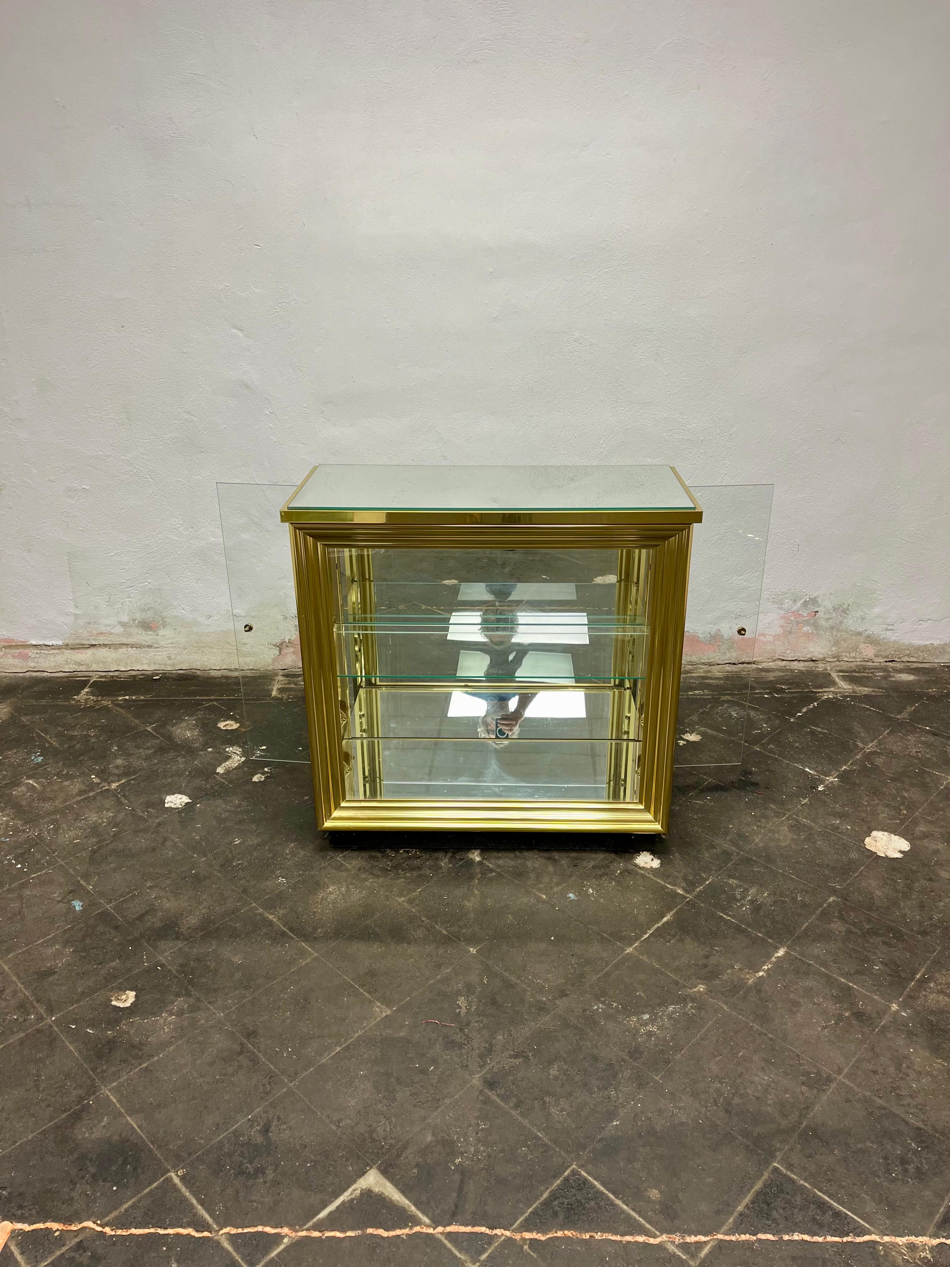 Hollywood Regency Brass & Glass Display or Curio Cabinet After Mastercraft In Good Condition For Sale In W Allenhurst, NJ