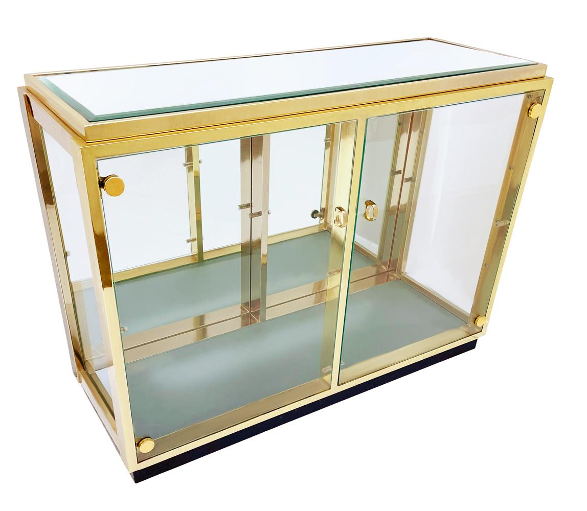Hollywood Regency Brass & Glass Display or Curio Cabinet After Mastercraft In Good Condition For Sale In Philadelphia, PA