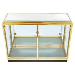 Vitrine ou meuble de rangement en laiton et verre Hollywood Regency d'après Mastercraft