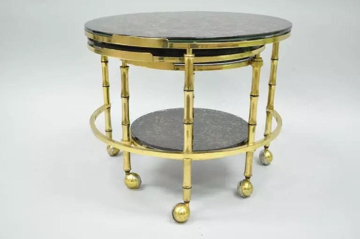 Table basse d'appoint ronde en laiton et verre imitation bambou Hollywood Regency en vente 4