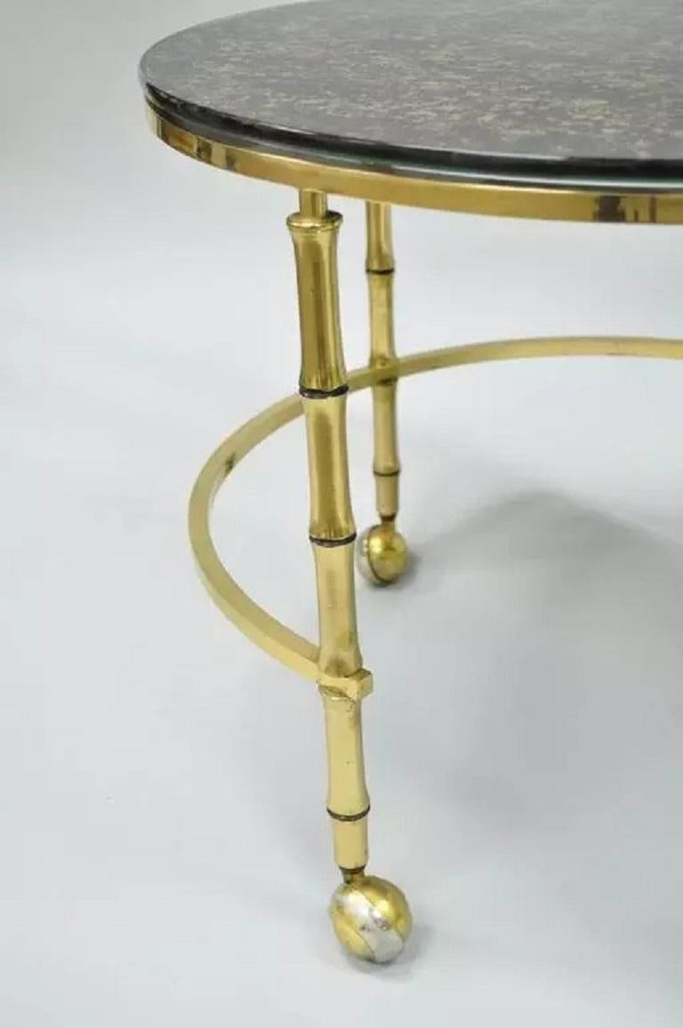 20ième siècle Table basse d'appoint ronde en laiton et verre imitation bambou Hollywood Regency en vente