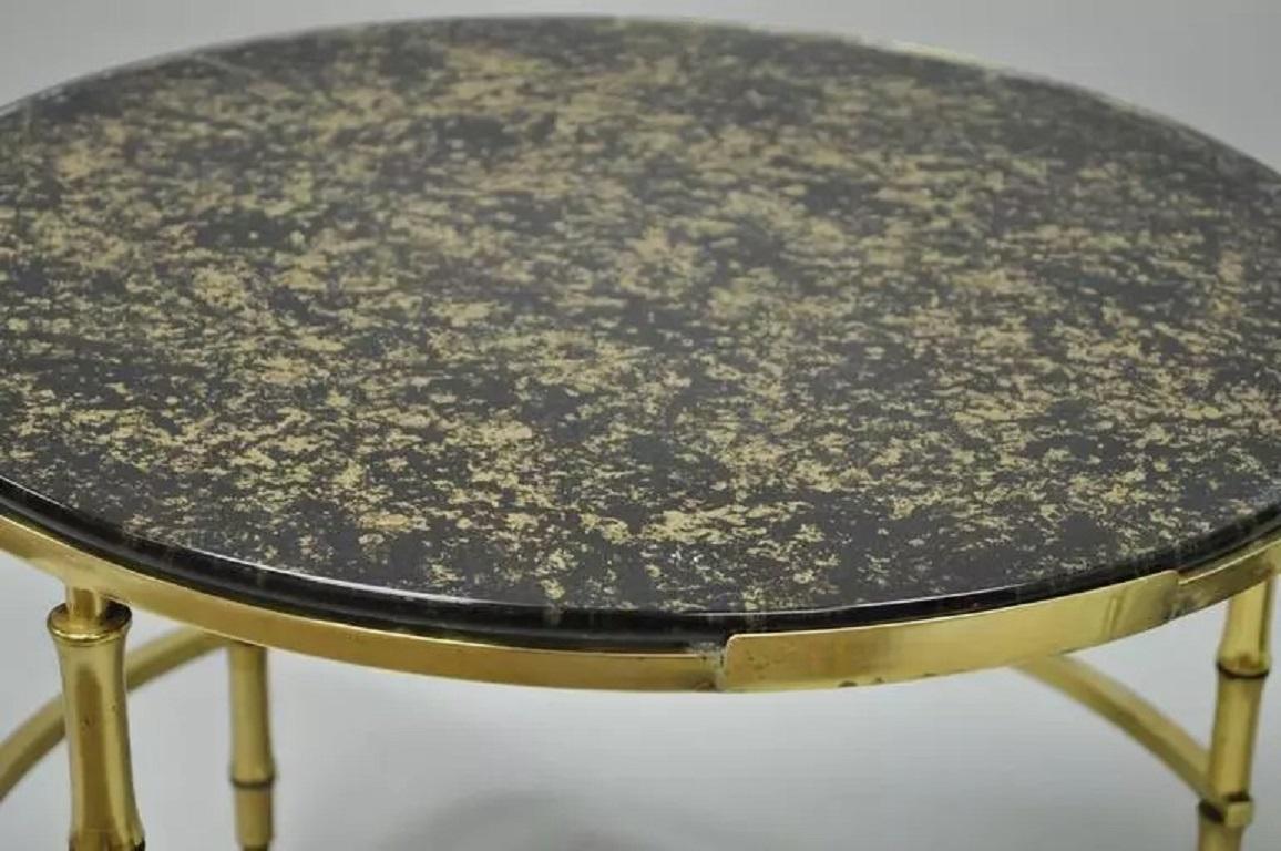 Laiton Table basse d'appoint ronde en laiton et verre imitation bambou Hollywood Regency en vente