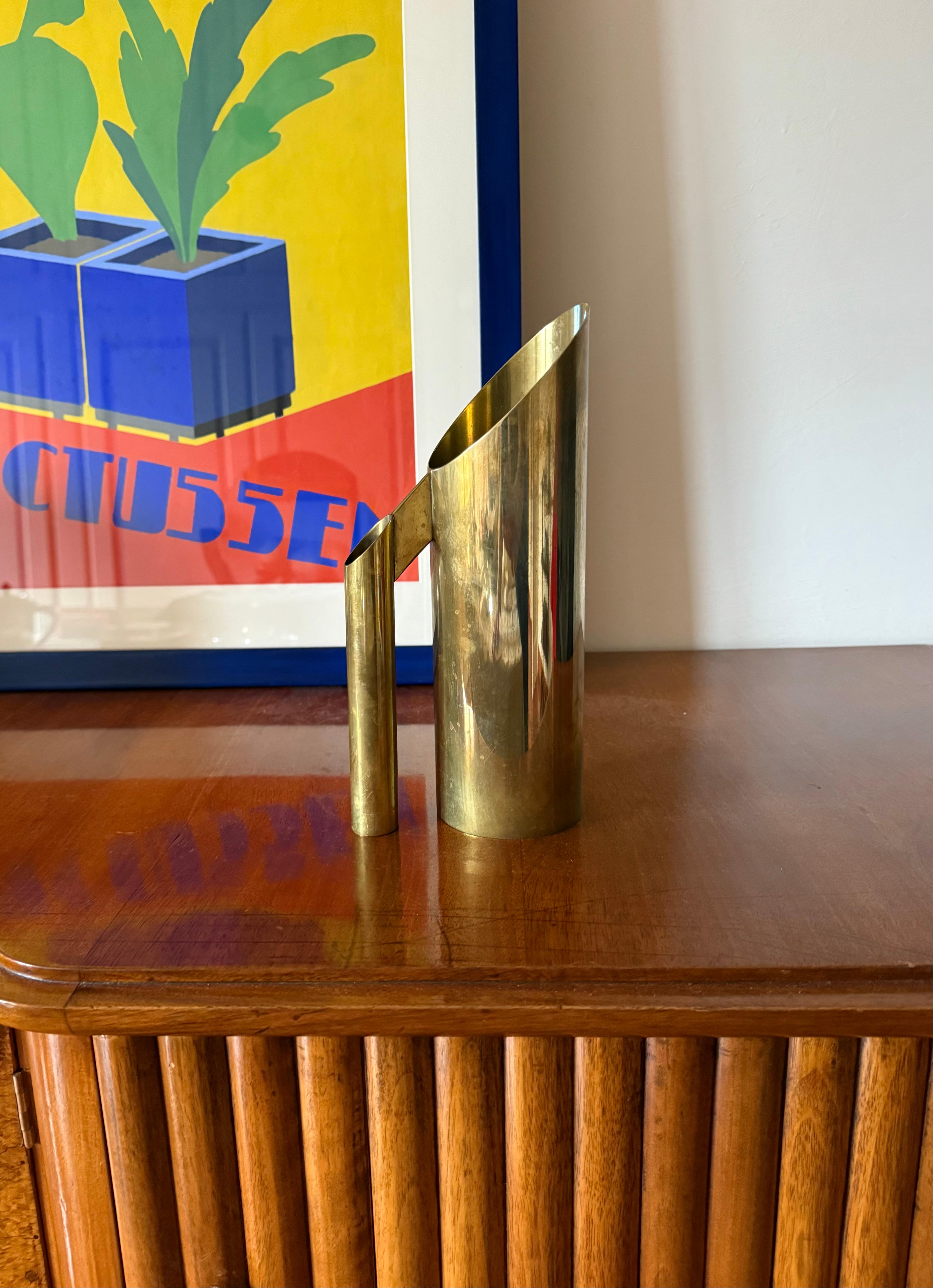 Hollywood Regency Pichet / vase en laiton de style régence hollywoodienne, Kaleb Italie 1970 en vente