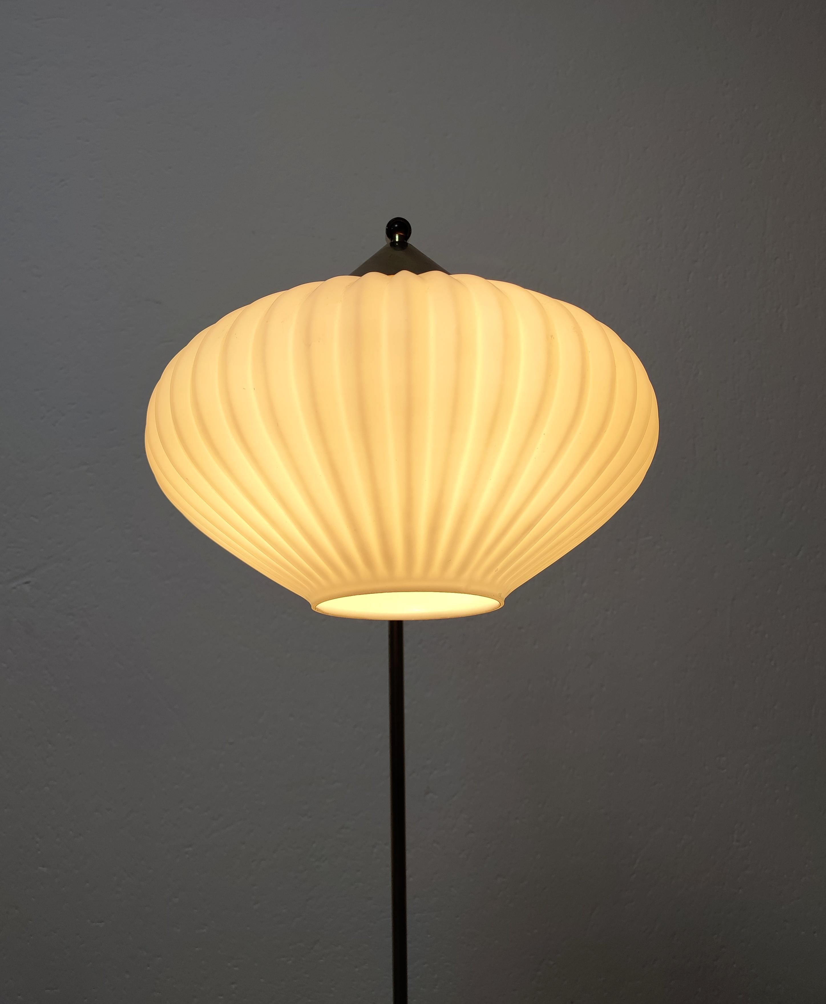 Hollywood Regency Brass Lamp with Opaline Glass Shade, Italy 1960s In Good Condition In Beograd, RS