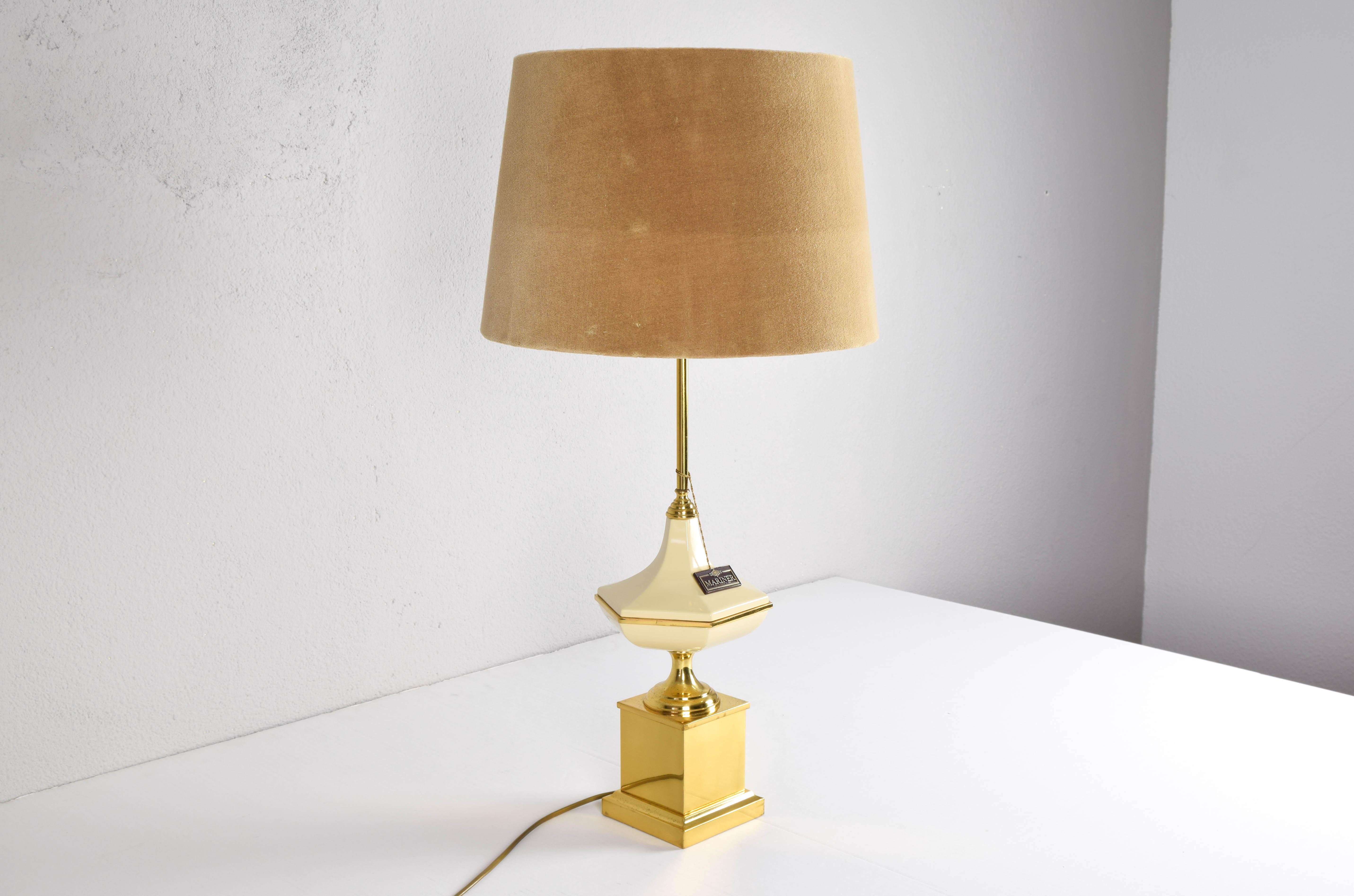 Très élégante et belle lampe de table de la très prestigieuse marque Marin fabriquée en Espagne dans les années 70.
Corps en acier laitonné sur sa base cubique et figure hexagonale laquée ivoire.
Marin est un gage de sophistication et