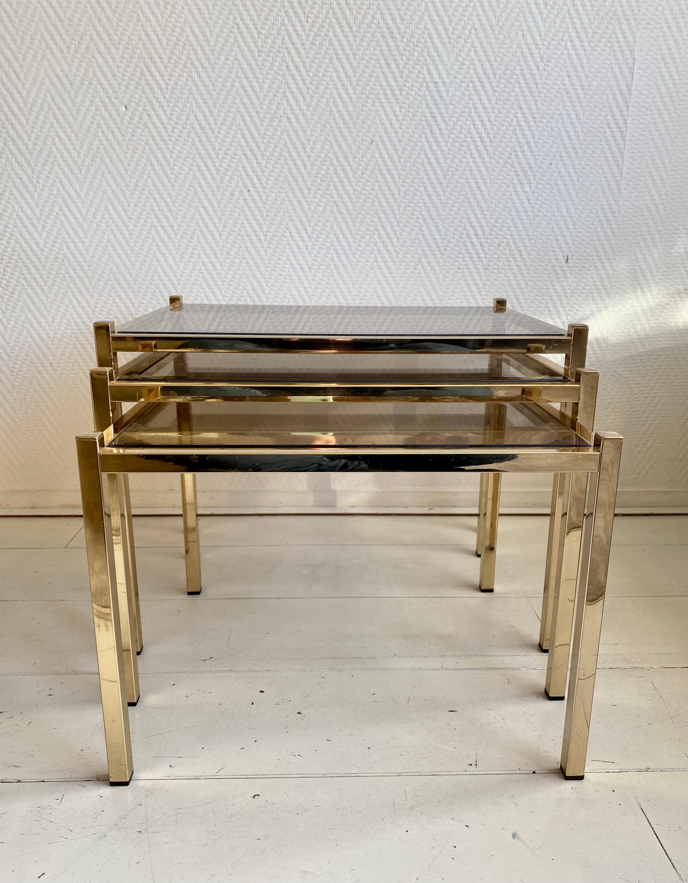 Hollywood Regency Brass Nesting Tables With Smoked Glass In Good Condition For Sale In Schagen, NL