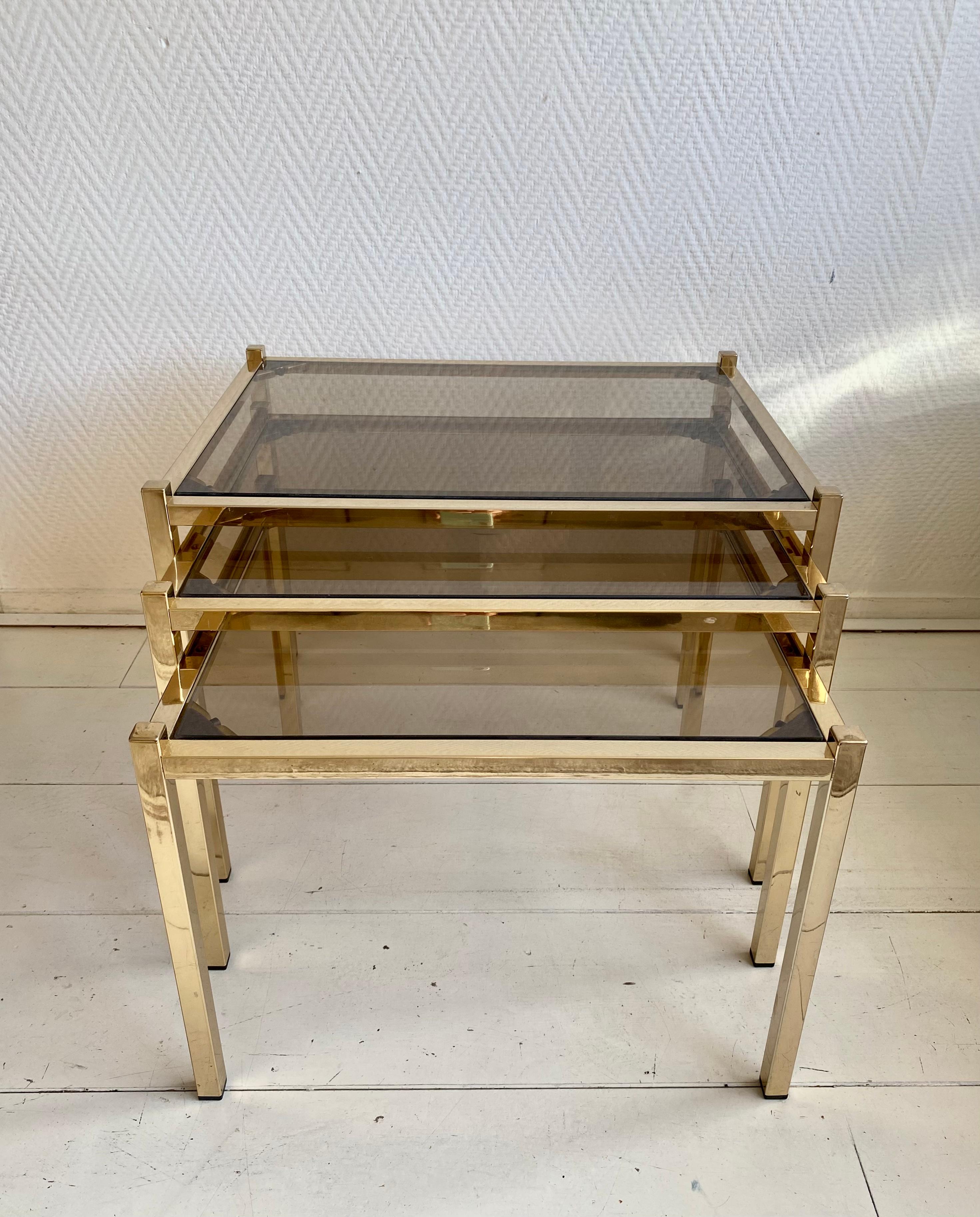 20th Century Hollywood Regency Brass Nesting Tables With Smoked Glass For Sale