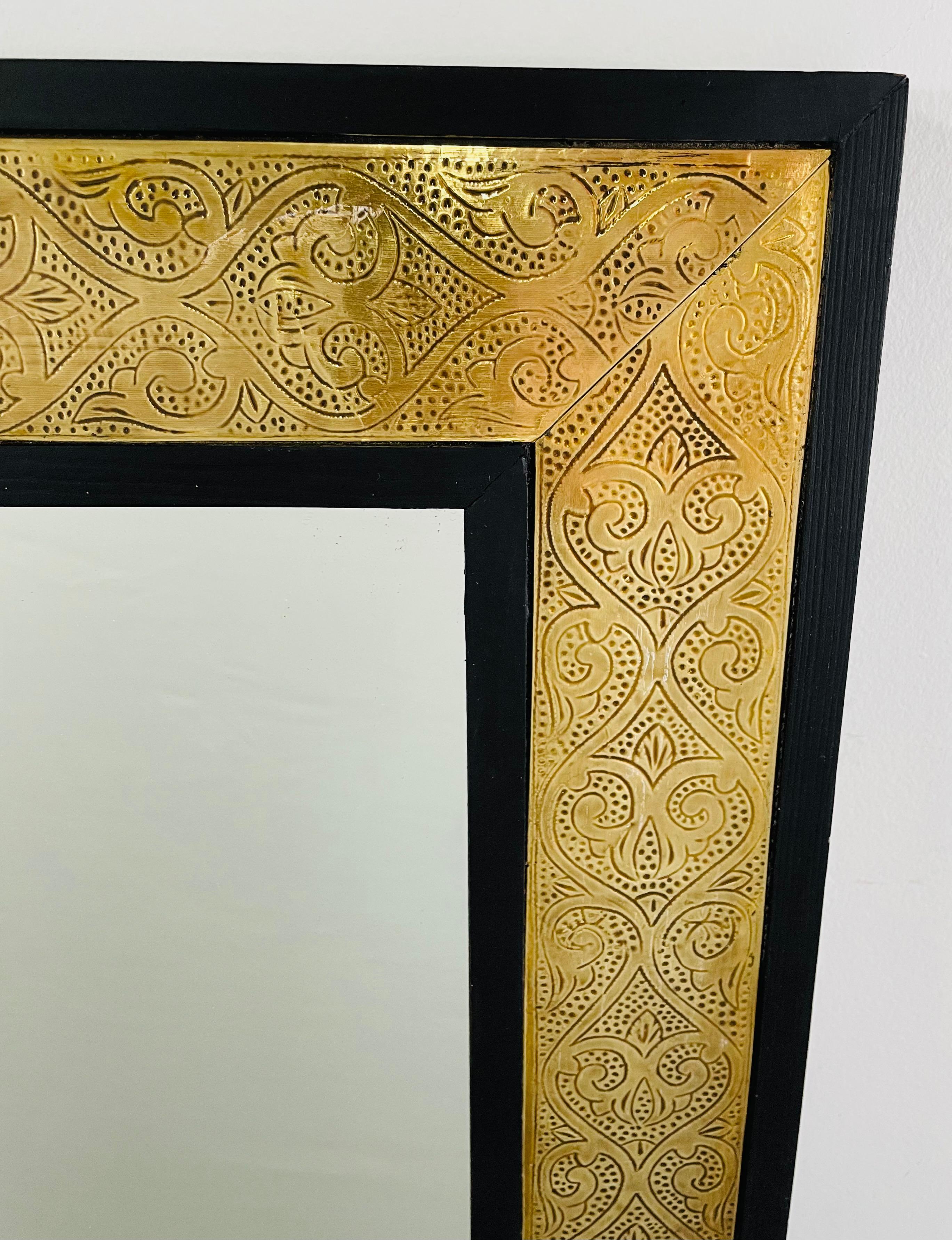 Marocain Paire de miroirs de pilier ou de miroirs muraux en filigrane en laiton sur bois ébénisé de style Hollywood Regency en vente