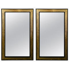 Paire de miroirs de pilier ou de miroirs muraux en filigrane en laiton sur bois ébénisé de style Hollywood Regency