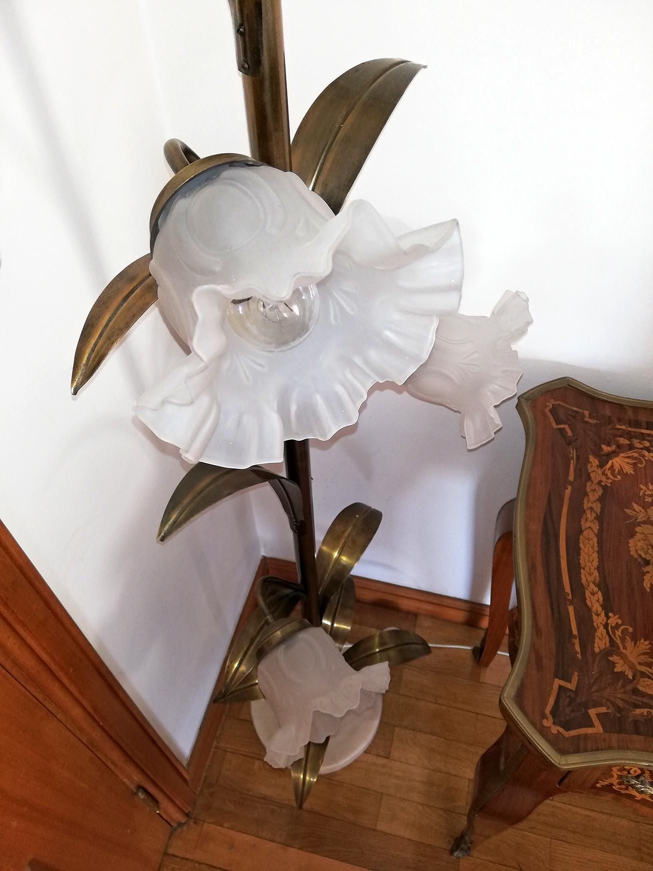 Hollywood Regency Messing Palme und Glas Blumenstrauß Modernist Stehlampe (Gebürstet) im Angebot