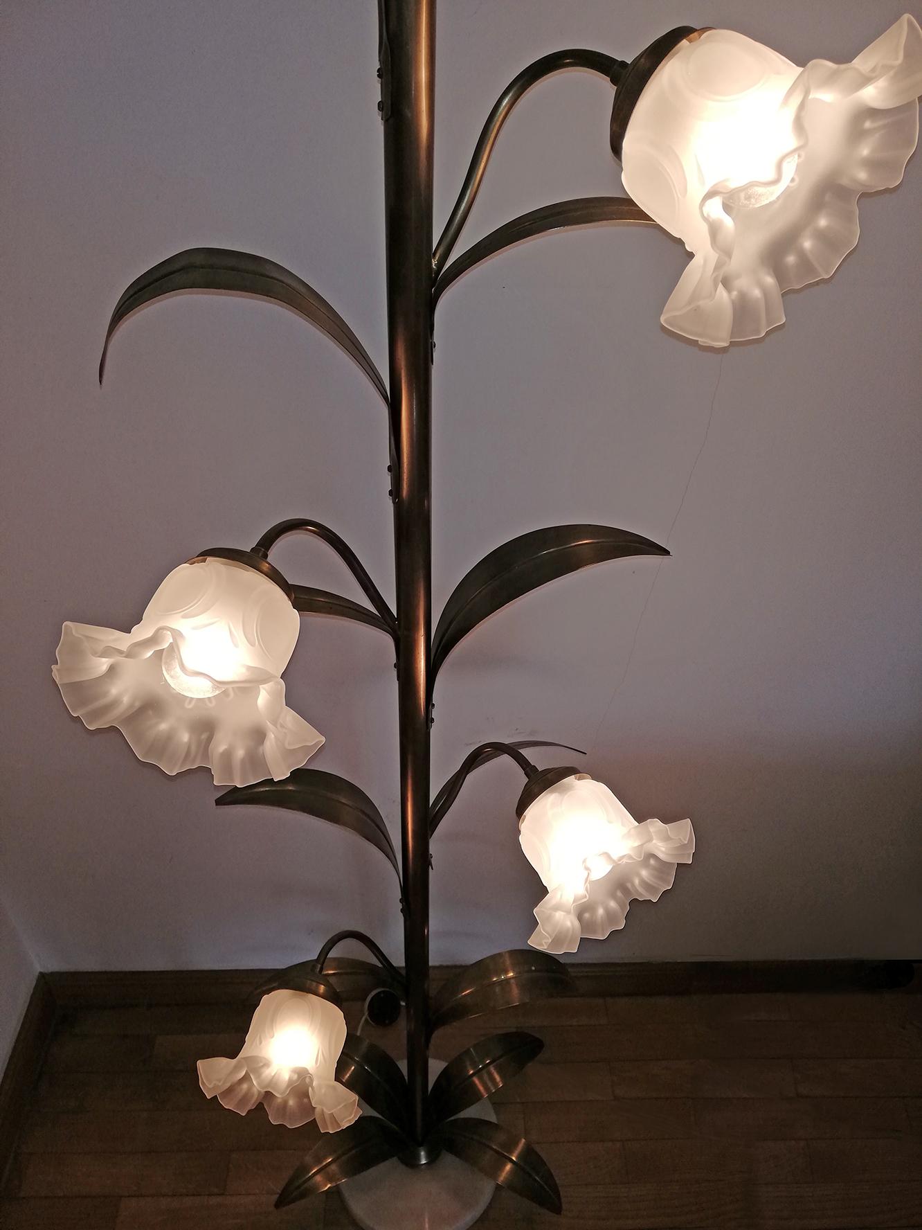 Hollywood Regency Messing Palme und Glas Blumenstrauß Modernist Stehlampe (20. Jahrhundert) im Angebot
