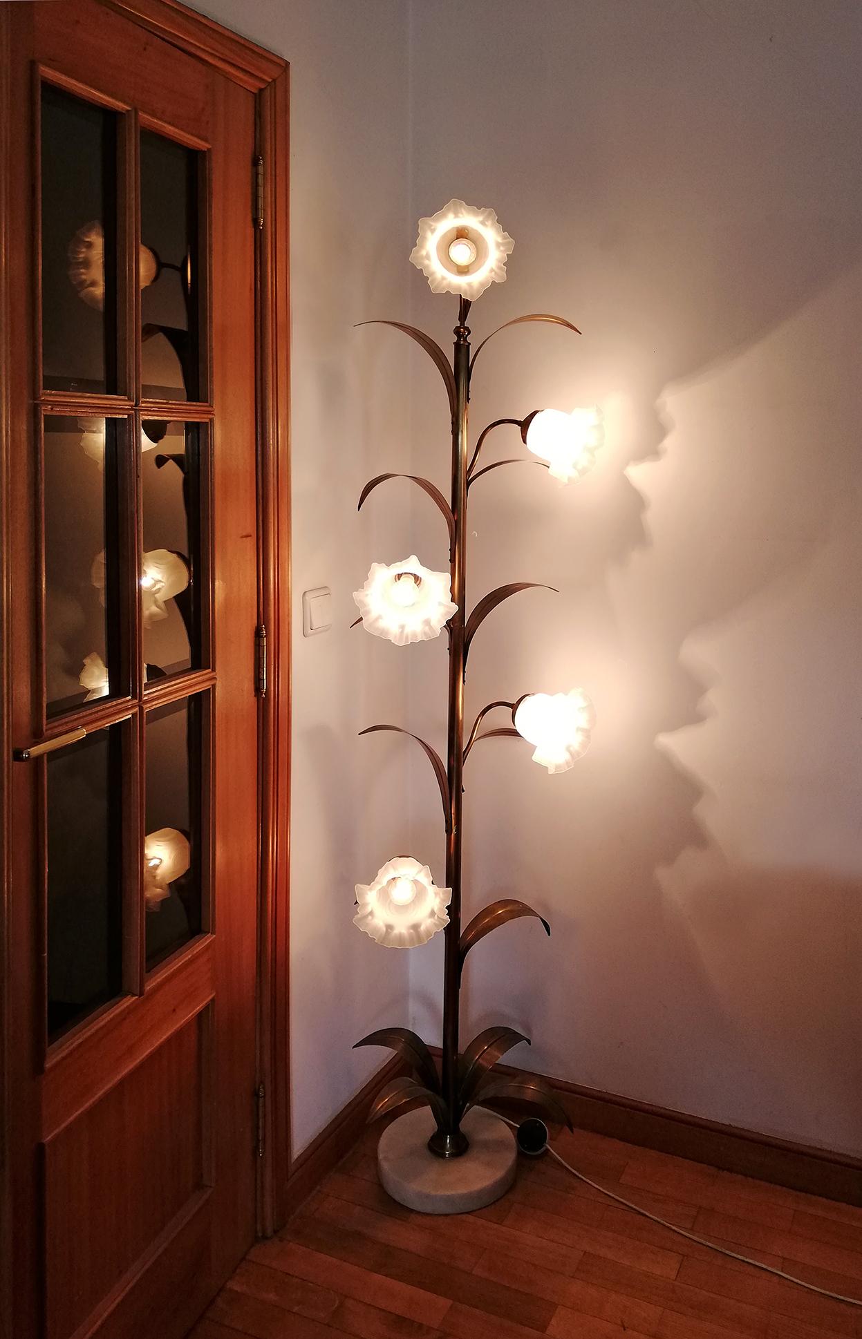 Hollywood Regency Brass Palm Tree and Glass Flower Bouquet Modernist Floor Lamp In Good Condition For Sale In Coimbra, PT