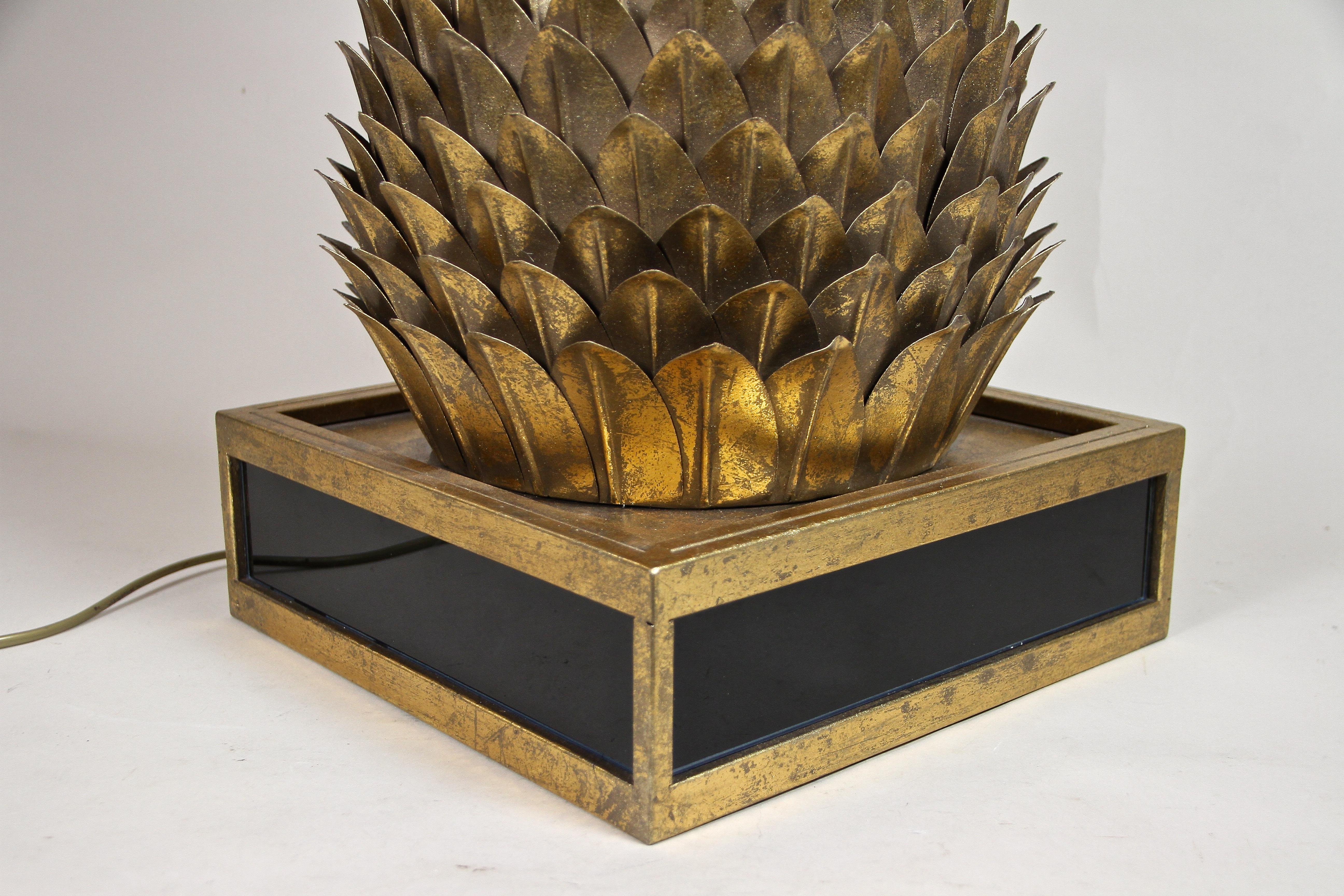 Lampe de table ananas en laiton de style Hollywood Regency attribuée à M.J, France, vers 1970 3