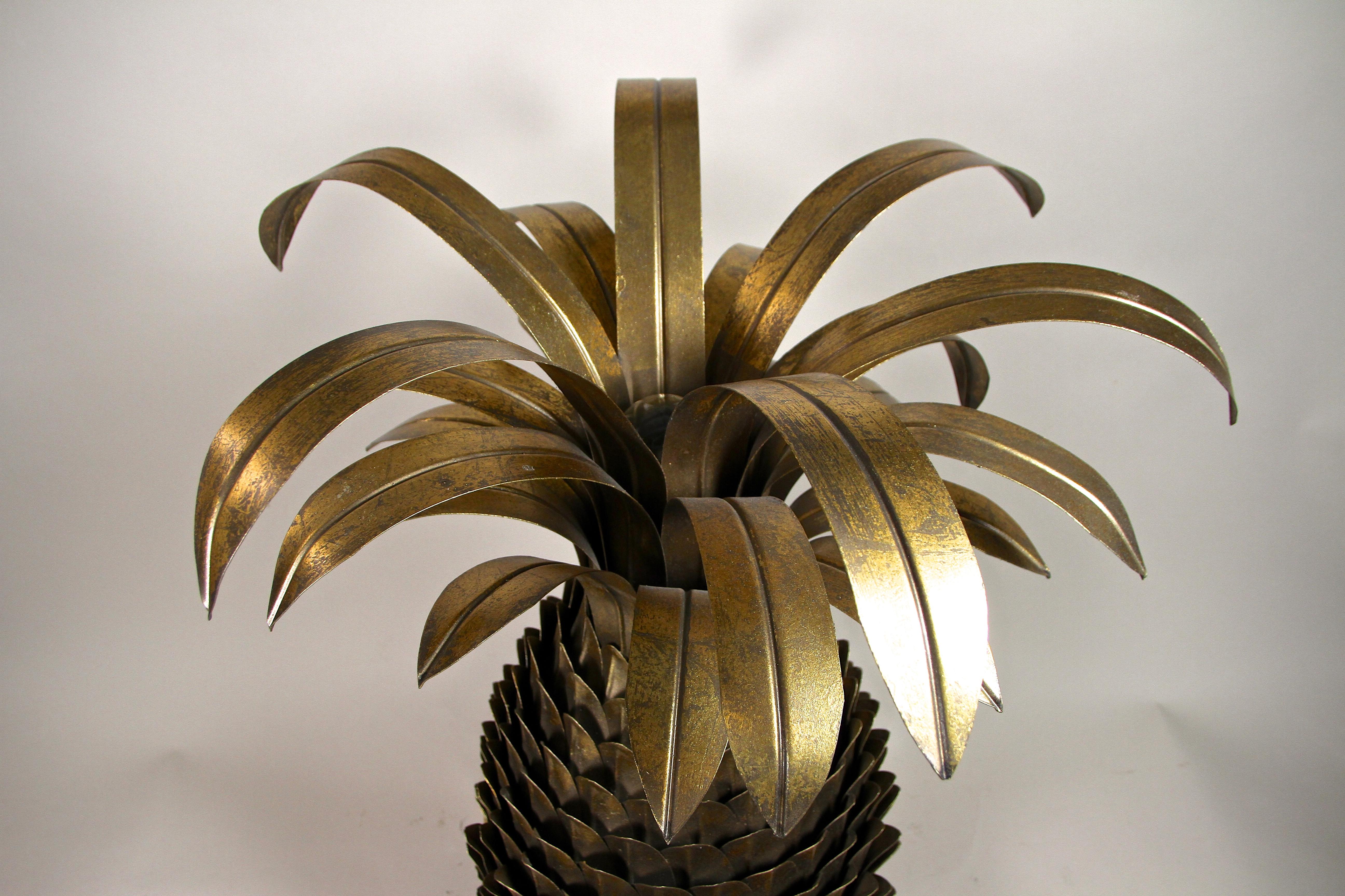 Lampe de table ananas en laiton de style Hollywood Regency attribuée à M.J, France, vers 1970 4