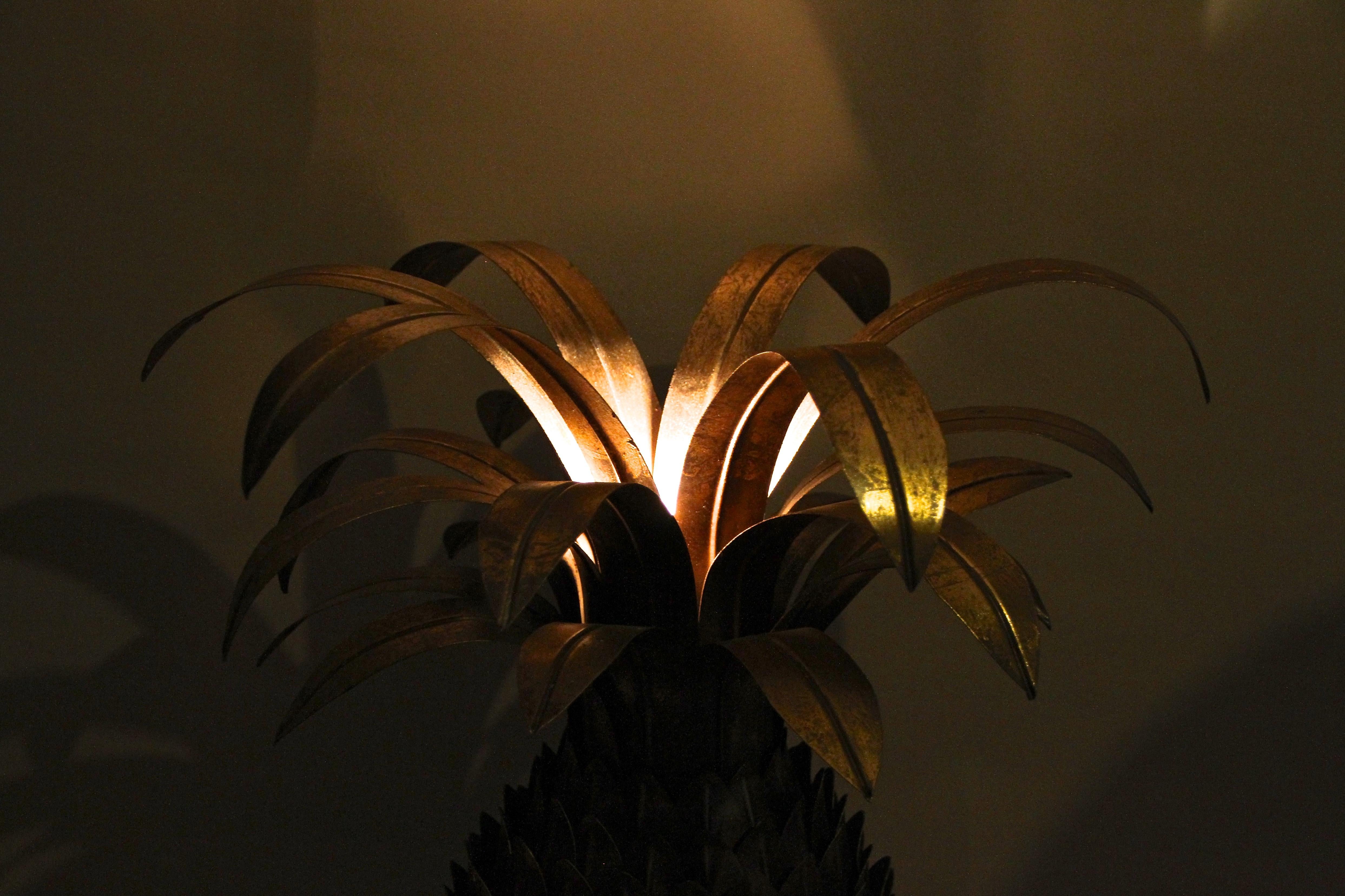 Lampe de table ananas en laiton de style Hollywood Regency attribuée à M.J, France, vers 1970 5