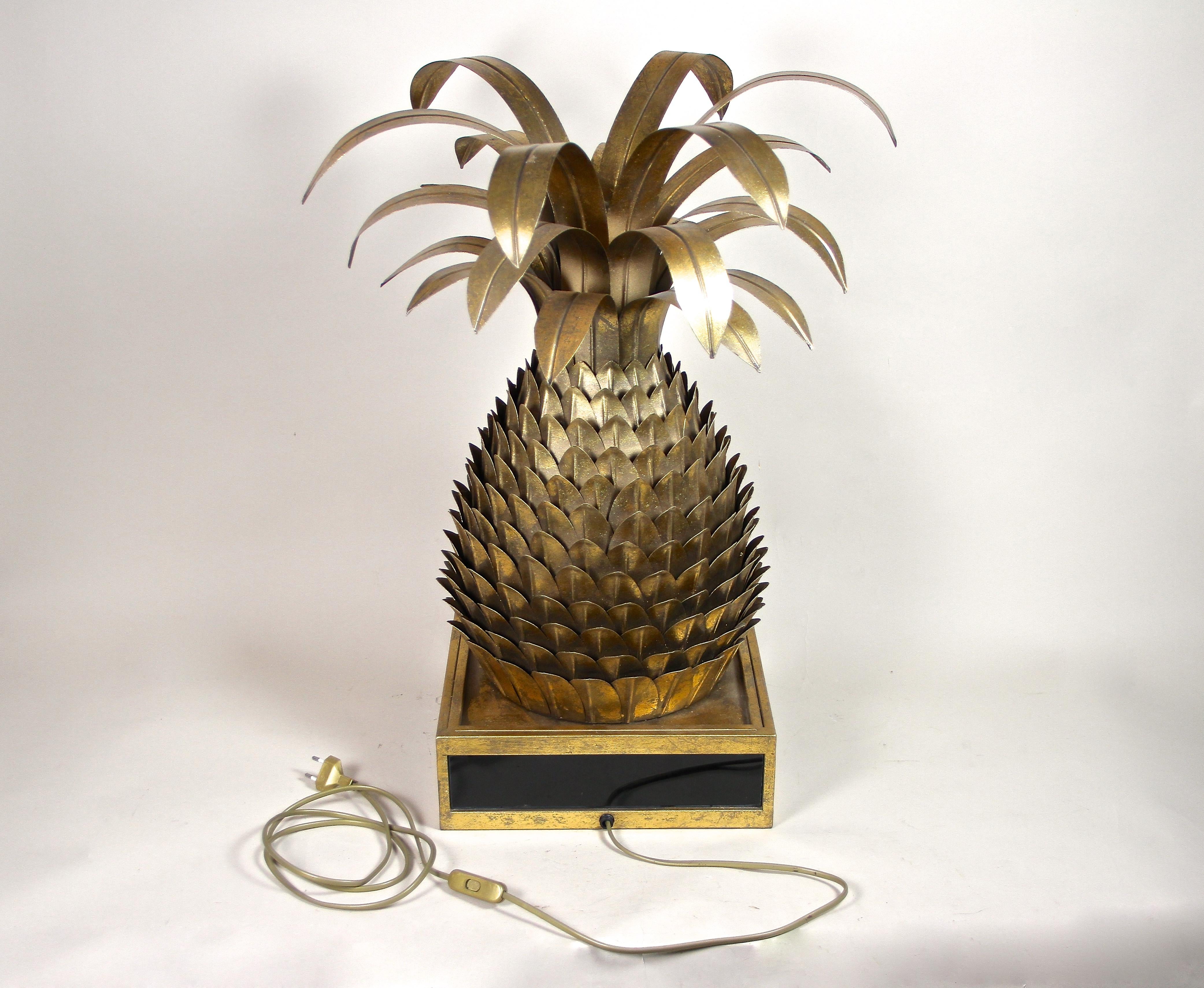 Lampe de table ananas en laiton de style Hollywood Regency attribuée à M.J, France, vers 1970 7
