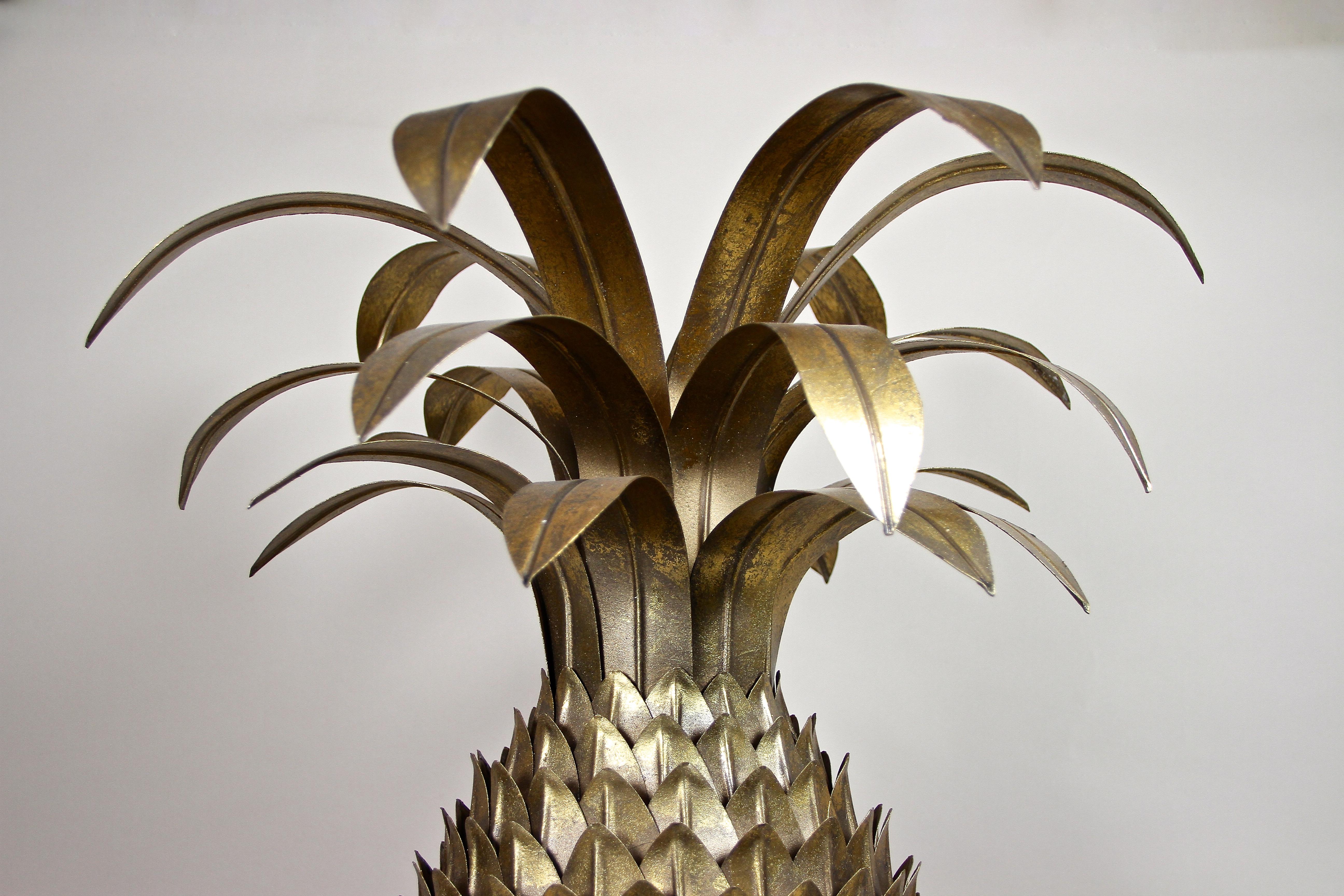 Lampe de table ananas en laiton de style Hollywood Regency attribuée à M.J, France, vers 1970 8