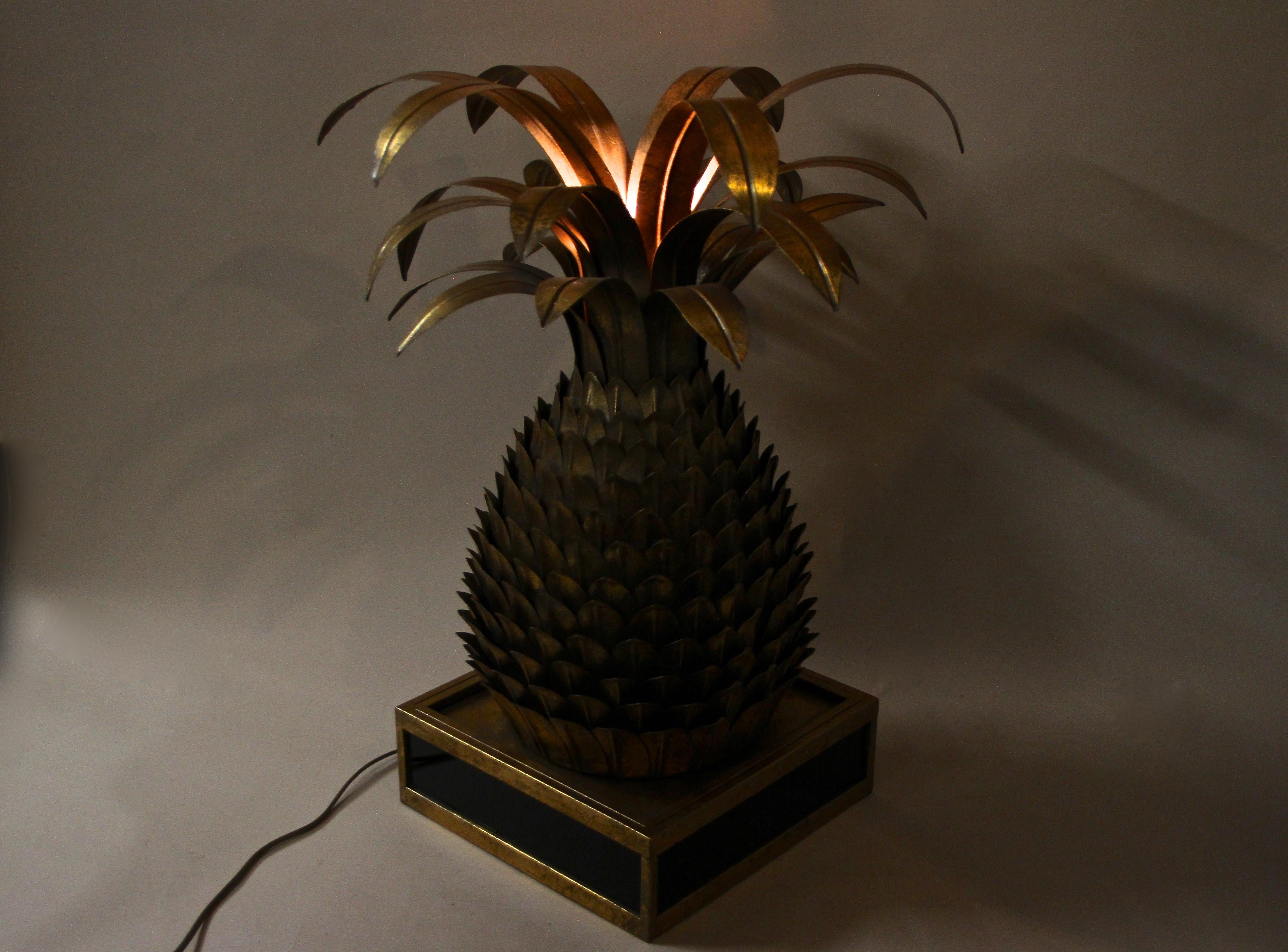 Extraordinaire lampe de table Ananas en laiton des années 1960/70 en France attribuée à la Maison Jansen. Fabriquée avec art en laiton, cette lampe de table ouvragée est un véritable chef-d'œuvre de design. Au sommet d'une belle base, faite de