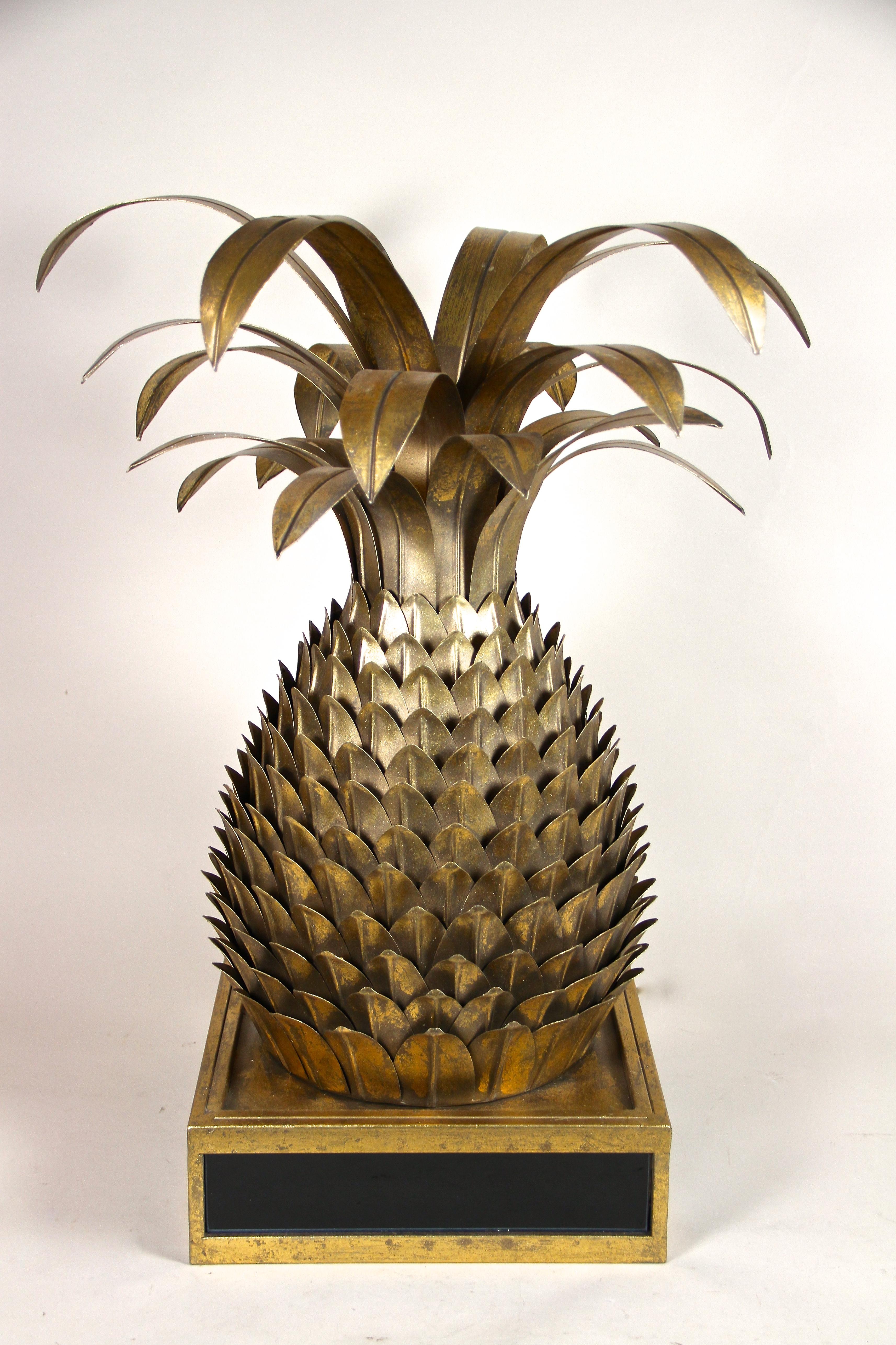 Français Lampe de table ananas en laiton de style Hollywood Regency attribuée à M.J, France, vers 1970