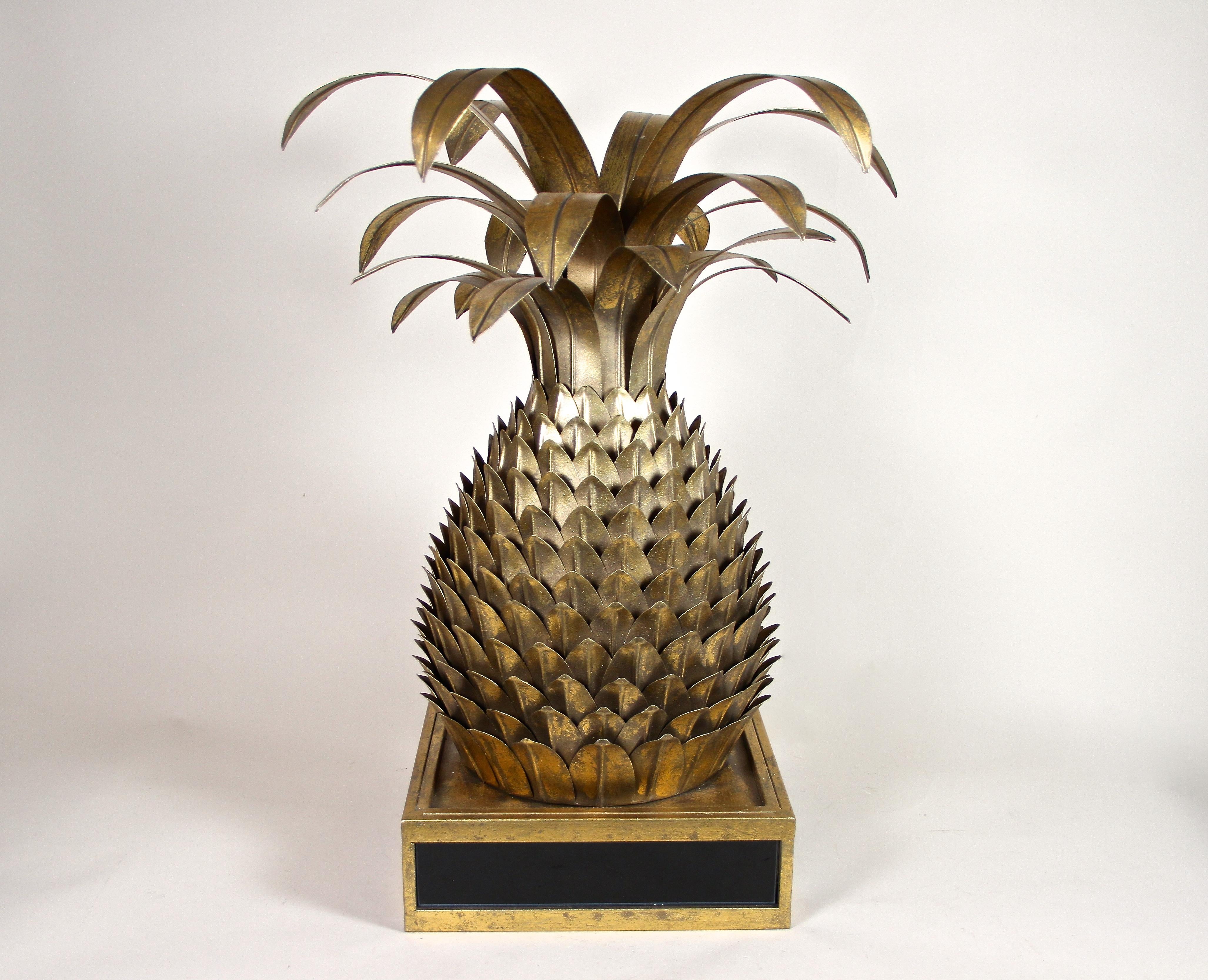 Patiné Lampe de table ananas en laiton de style Hollywood Regency attribuée à M.J, France, vers 1970