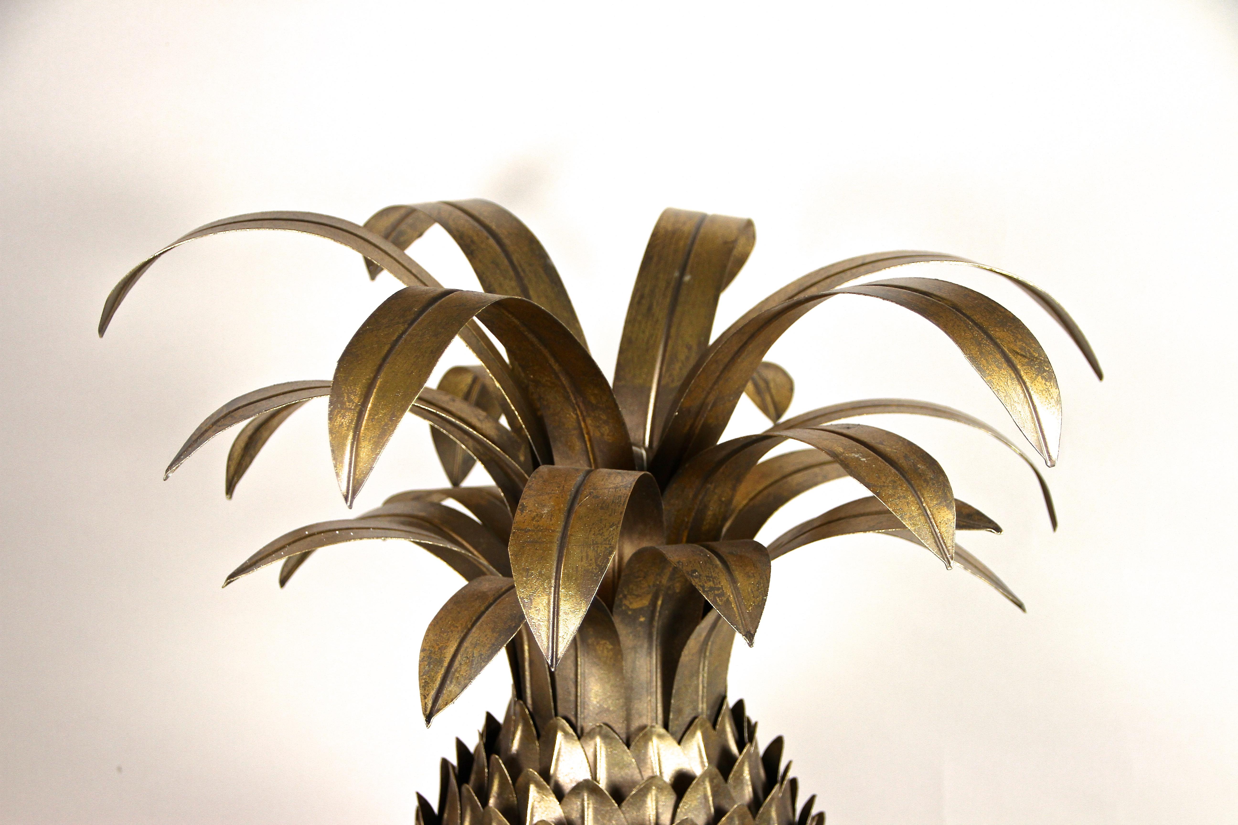 Lampe de table ananas en laiton de style Hollywood Regency attribuée à M.J, France, vers 1970 Bon état à Lichtenberg, AT