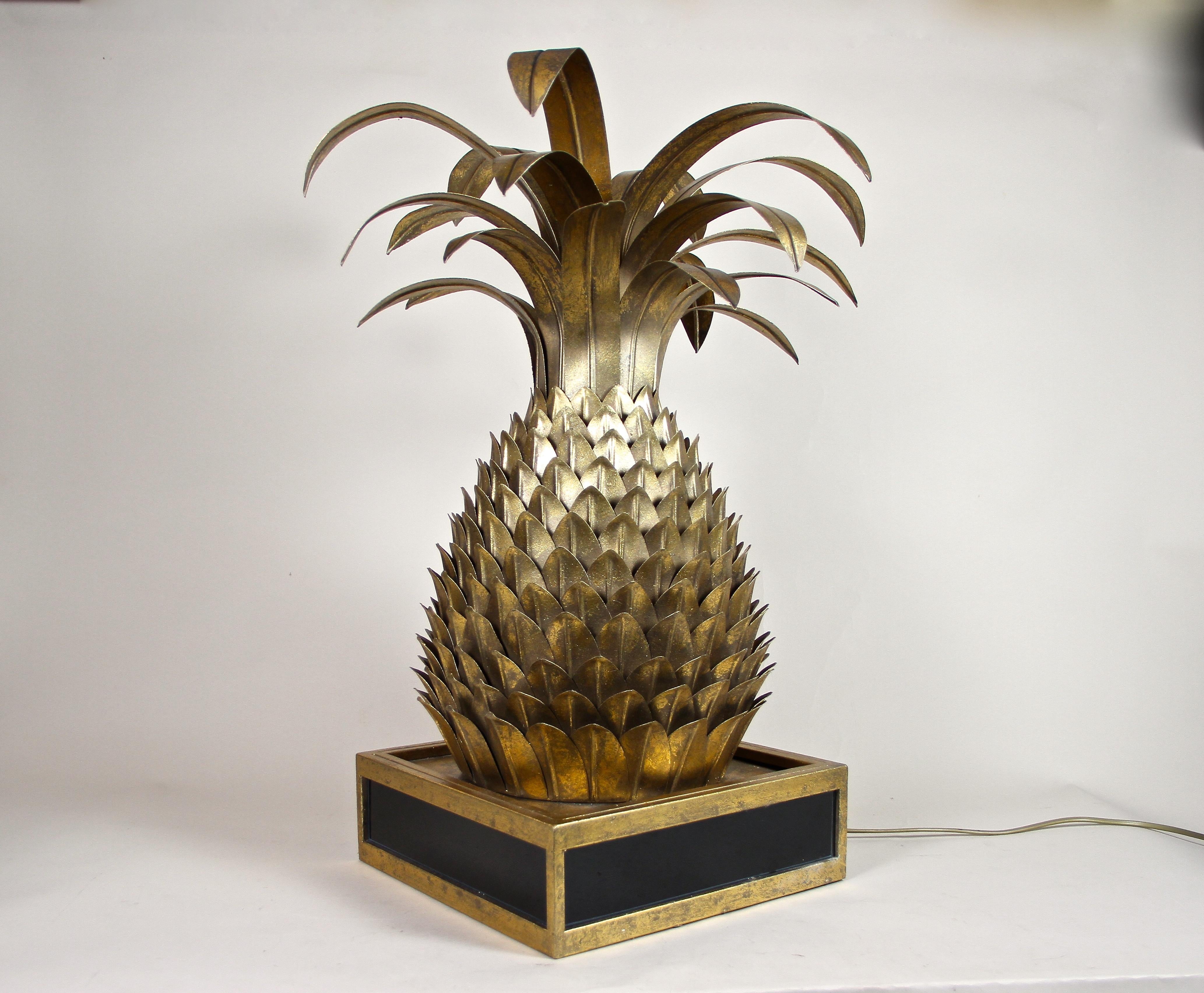 Laiton Lampe de table ananas en laiton de style Hollywood Regency attribuée à M.J, France, vers 1970